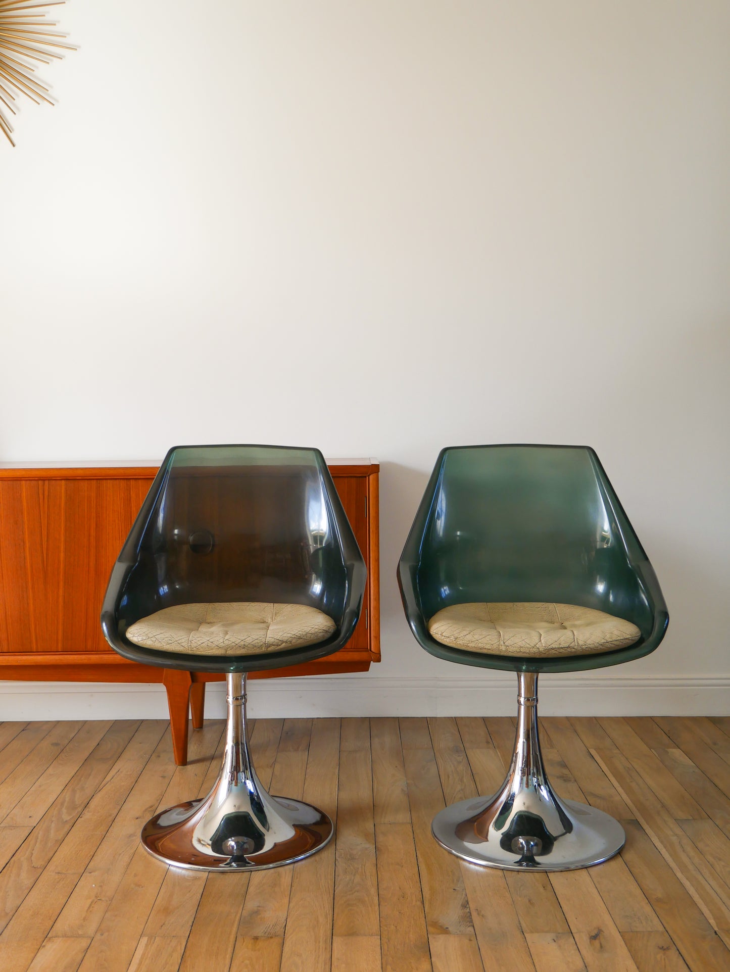 Paire de chaise pivotantes à pieds tulipe en chrome et plexi bleuté, galette en skaï Beige, Roche Bobois, 1970