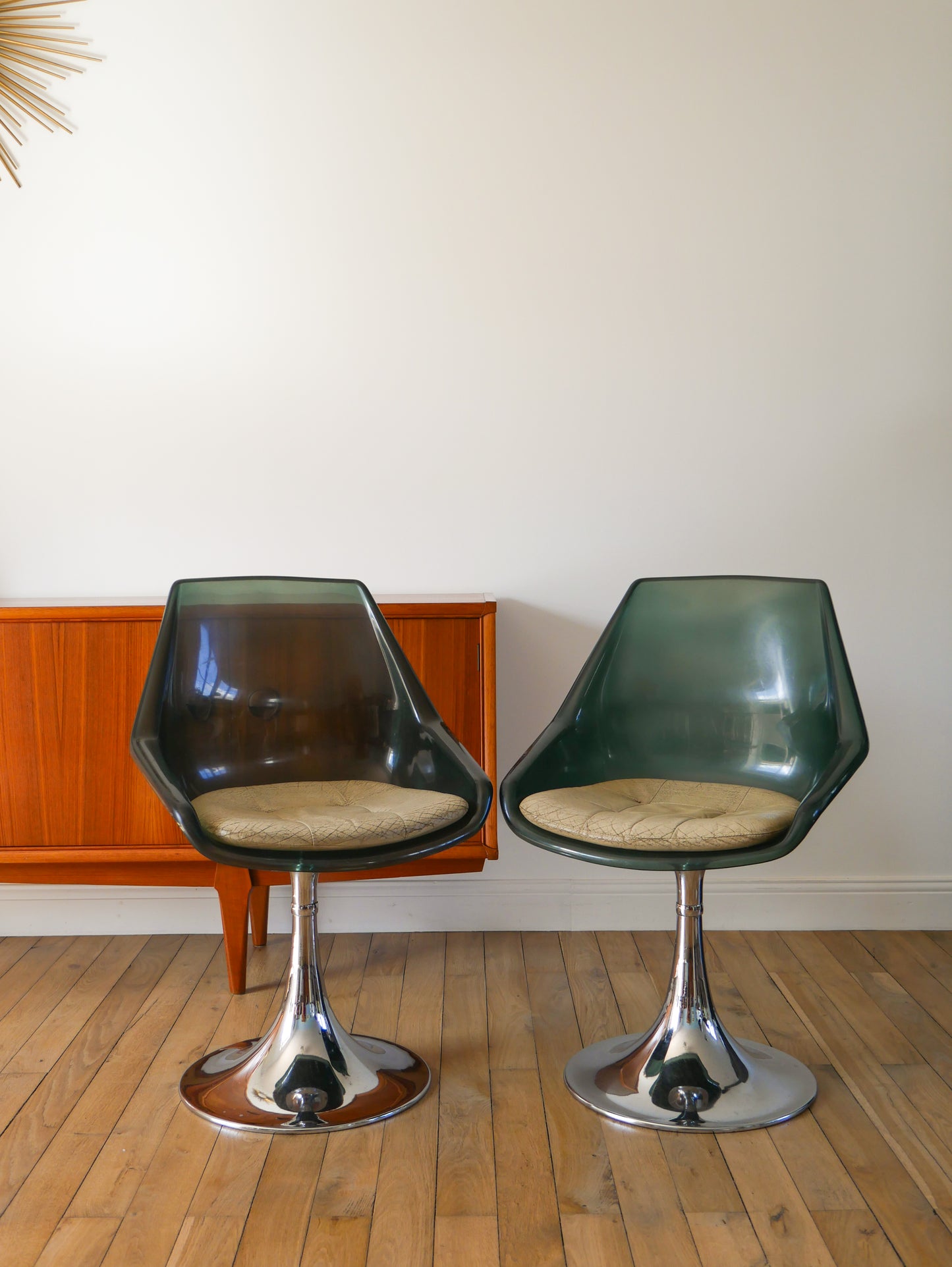 Paire de chaise pivotantes à pieds tulipe en chrome et plexi bleuté, galette en skaï Beige, Roche Bobois, 1970