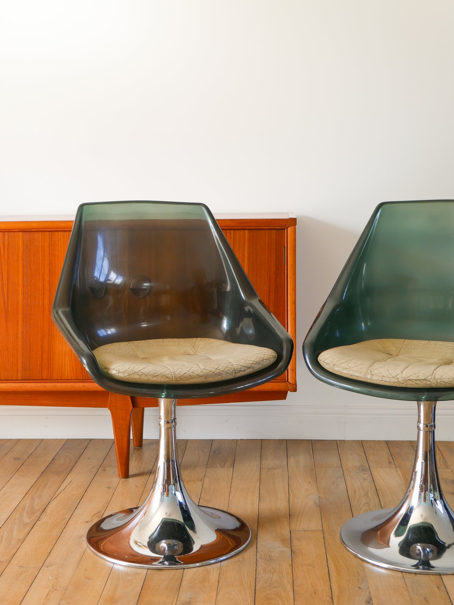 Paire de chaise pivotantes à pieds tulipe en chrome et plexi bleuté, galette en skaï Beige, Roche Bobois, 1970