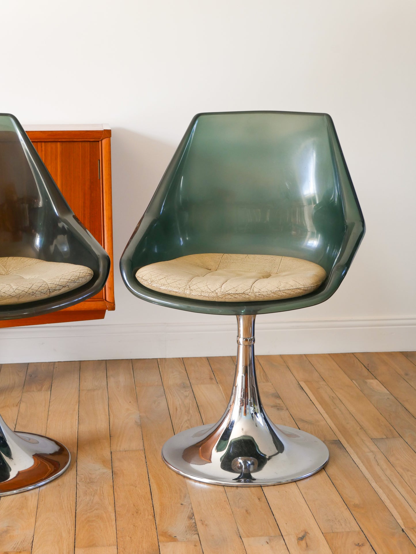 Paire de chaise pivotantes à pieds tulipe en chrome et plexi bleuté, galette en skaï Beige, Roche Bobois, 1970