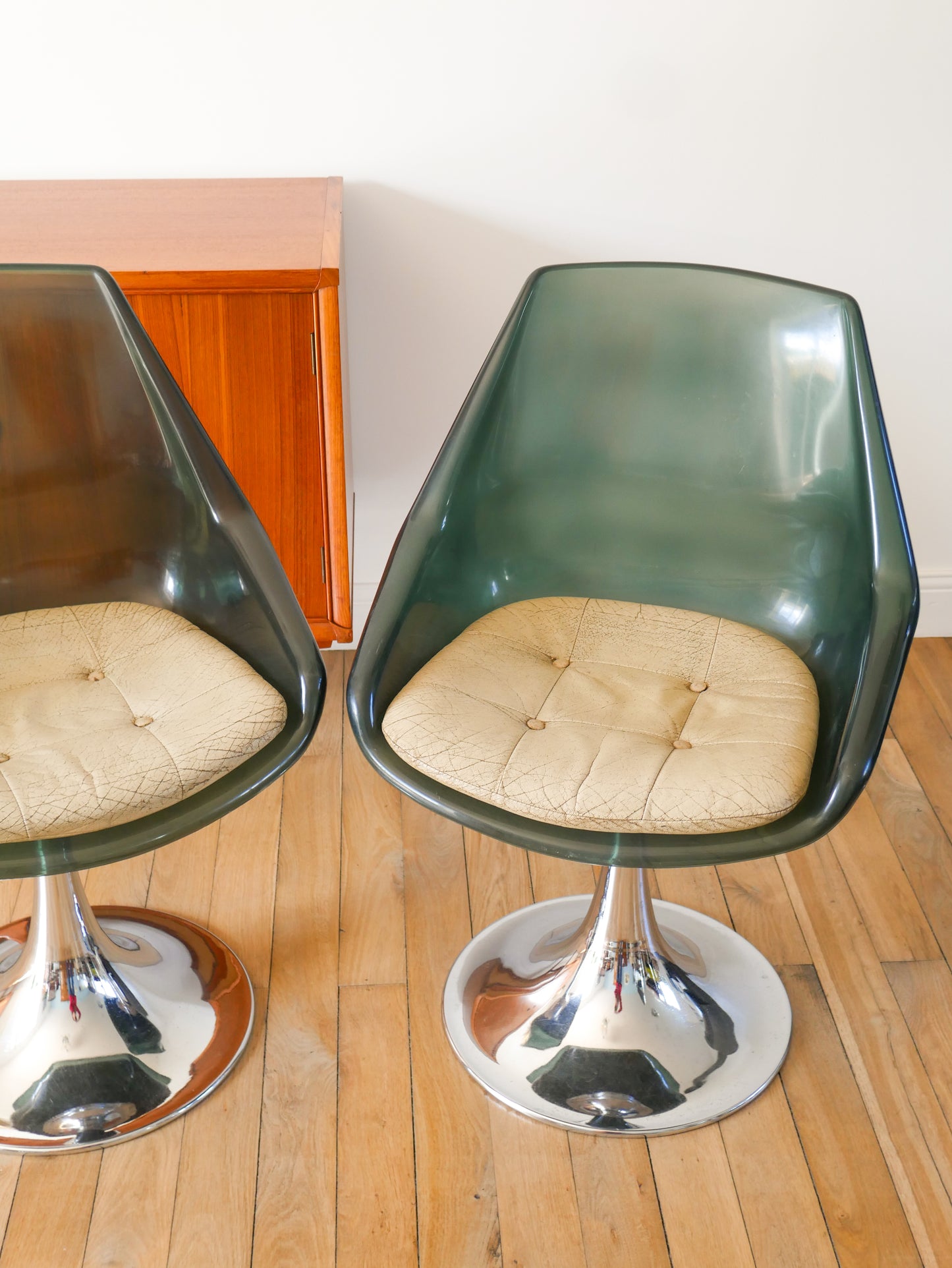 Paire de chaise pivotantes à pieds tulipe en chrome et plexi bleuté, galette en skaï Beige, Roche Bobois, 1970