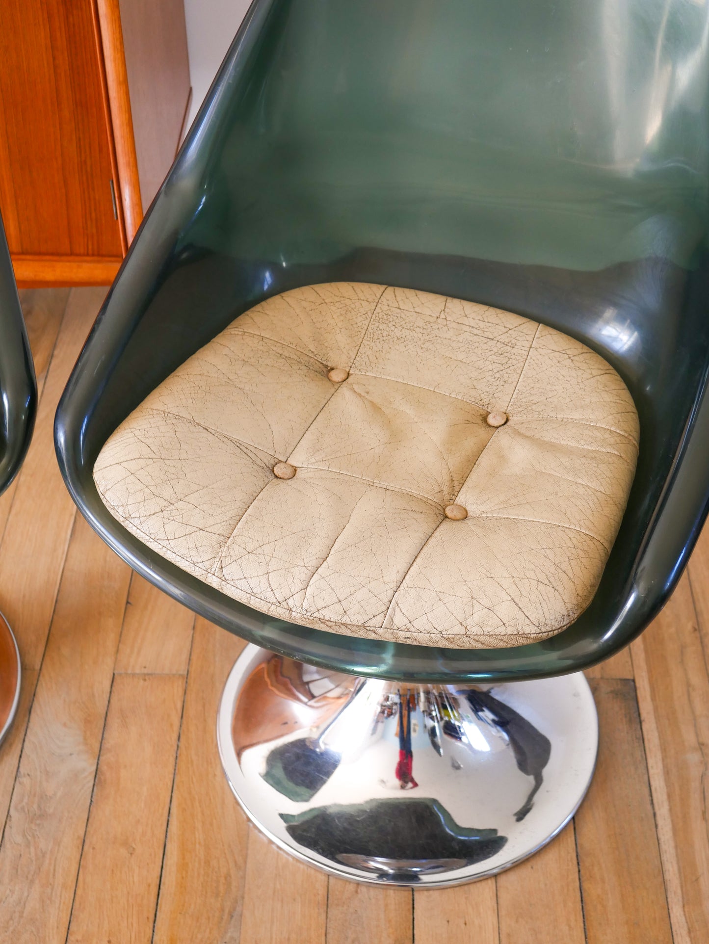 Paire de chaise pivotantes à pieds tulipe en chrome et plexi bleuté, galette en skaï Beige, Roche Bobois, 1970