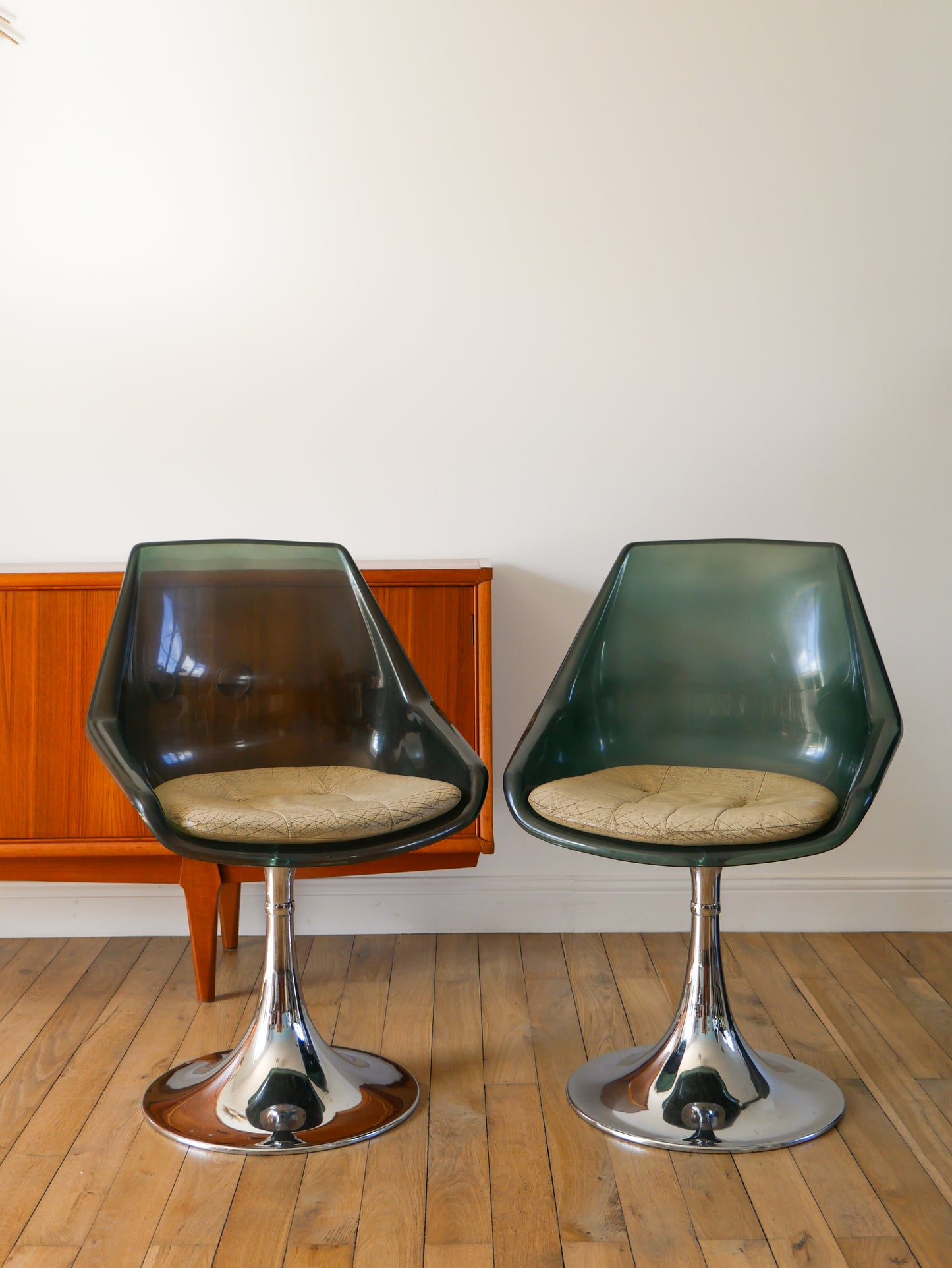 Paire de chaise pivotantes à pieds tulipe en chrome et plexi bleuté, galette en skaï Beige, Roche Bobois, 1970