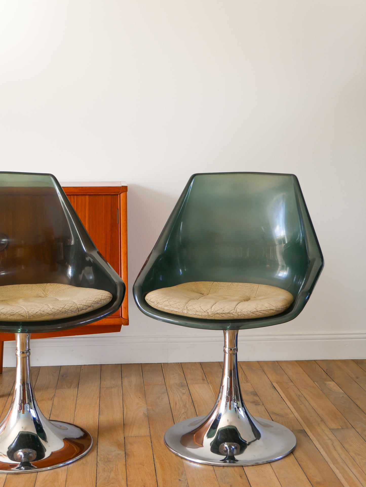 Paire de chaise pivotantes à pieds tulipe en chrome et plexi bleuté, galette en skaï Beige, Roche Bobois, 1970
