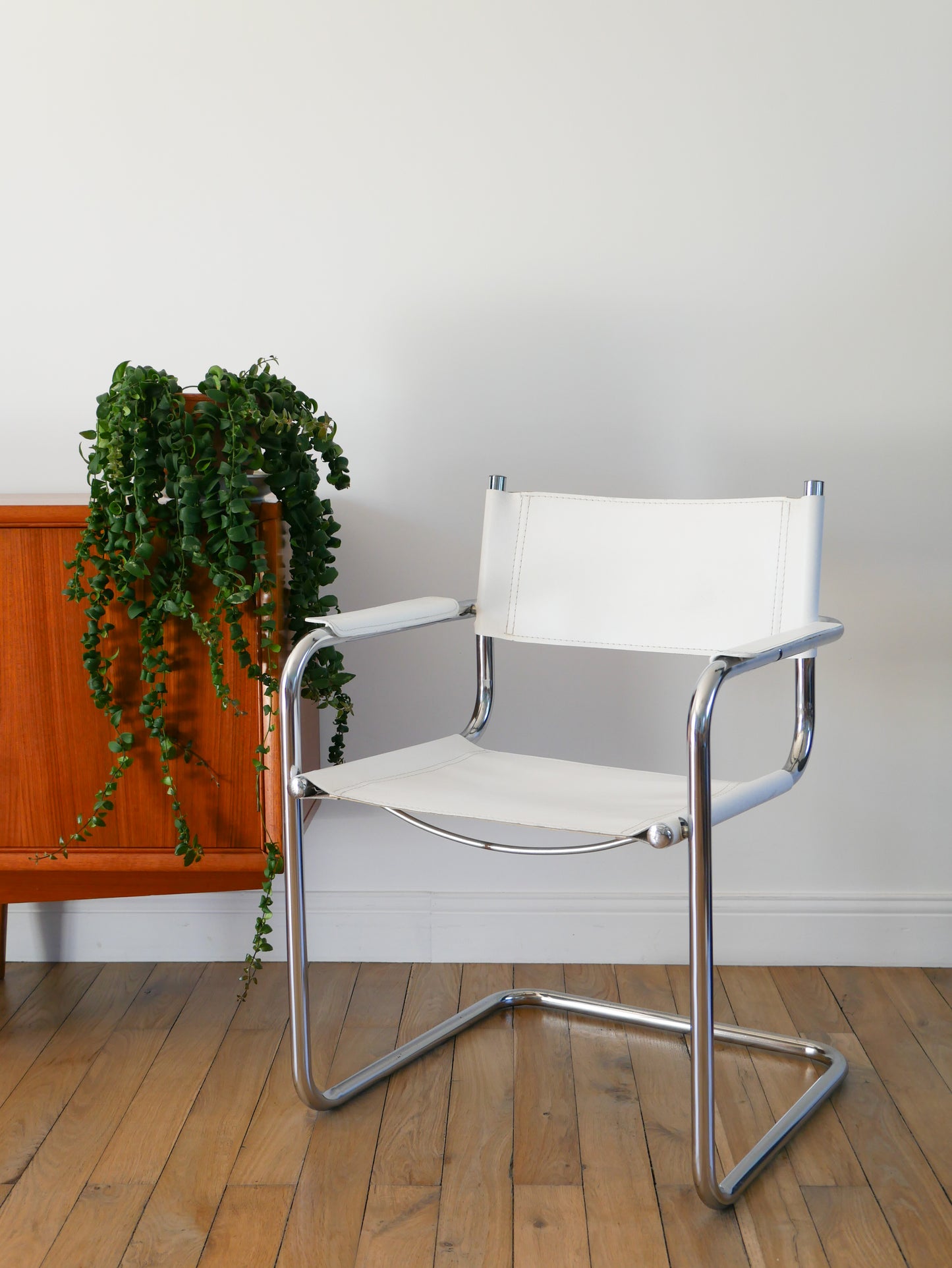 Fauteuil tubulaire en croute de cuir Cantilever chrome et Blanc, dans le goût de Mart Stam & Marcel Breuer S34, 1970