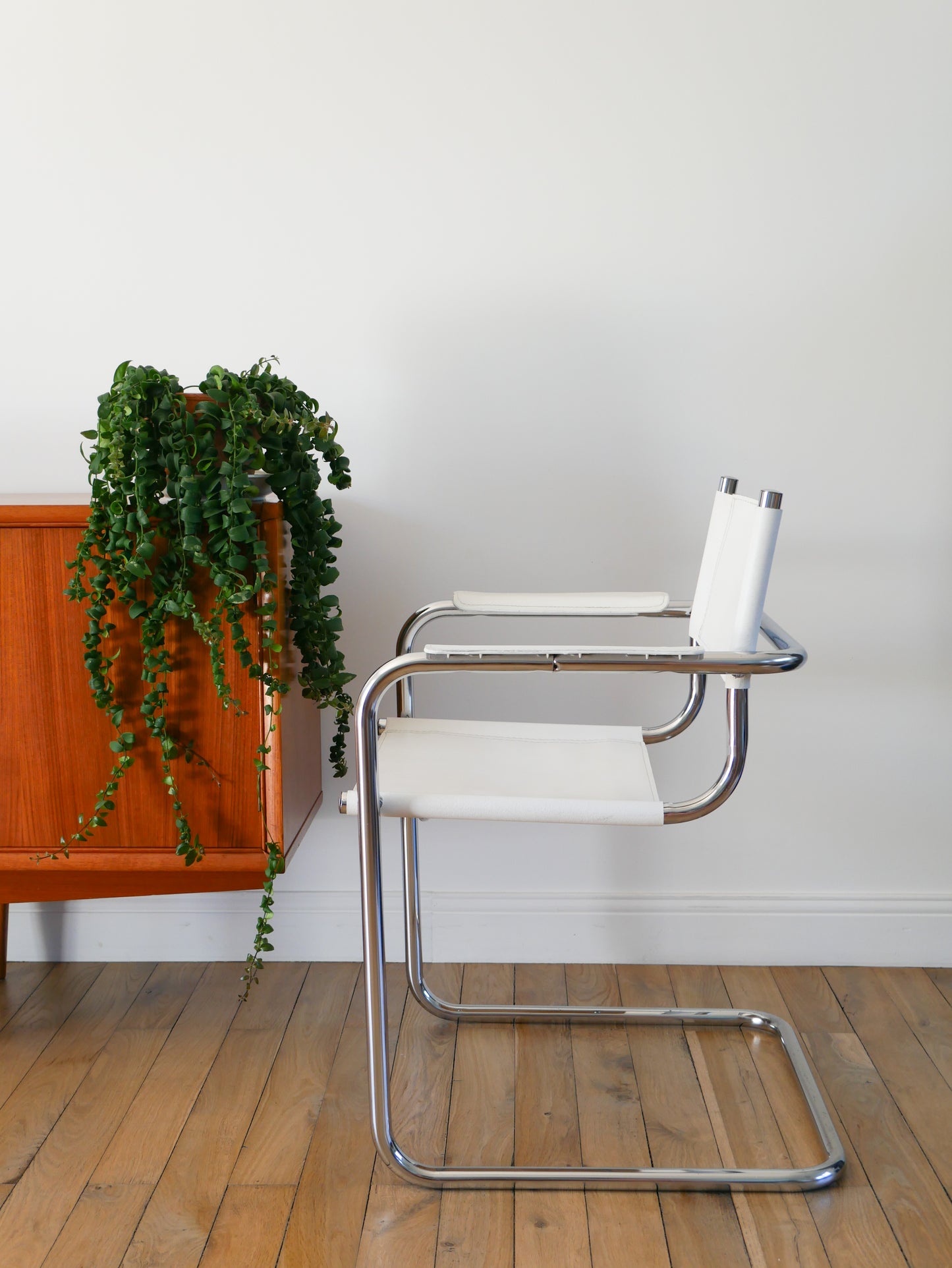Fauteuil tubulaire en croute de cuir Cantilever chrome et Blanc, dans le goût de Mart Stam & Marcel Breuer S34, 1970
