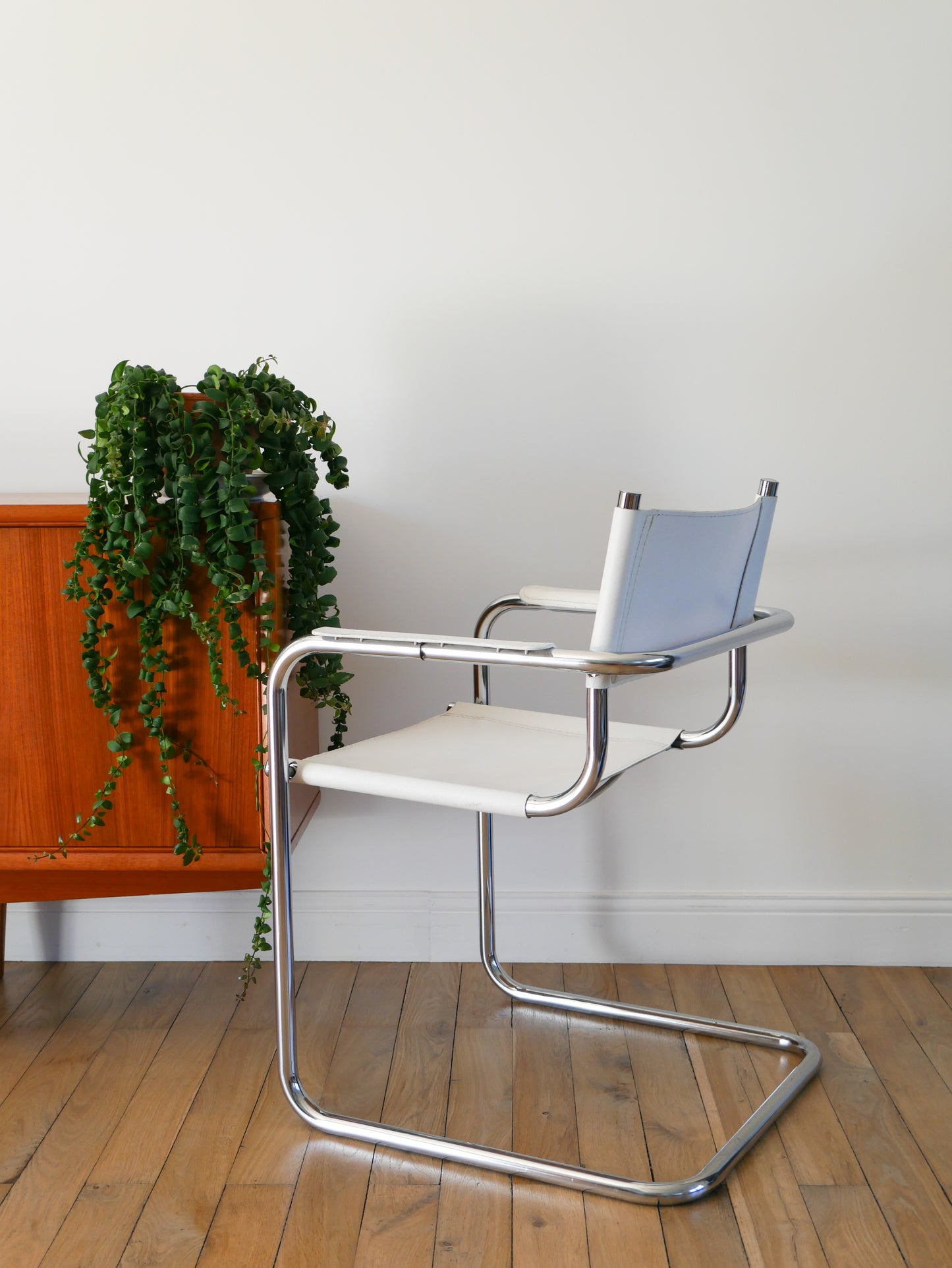 Fauteuil tubulaire en croute de cuir Cantilever chrome et Blanc, dans le goût de Mart Stam & Marcel Breuer S34, 1970