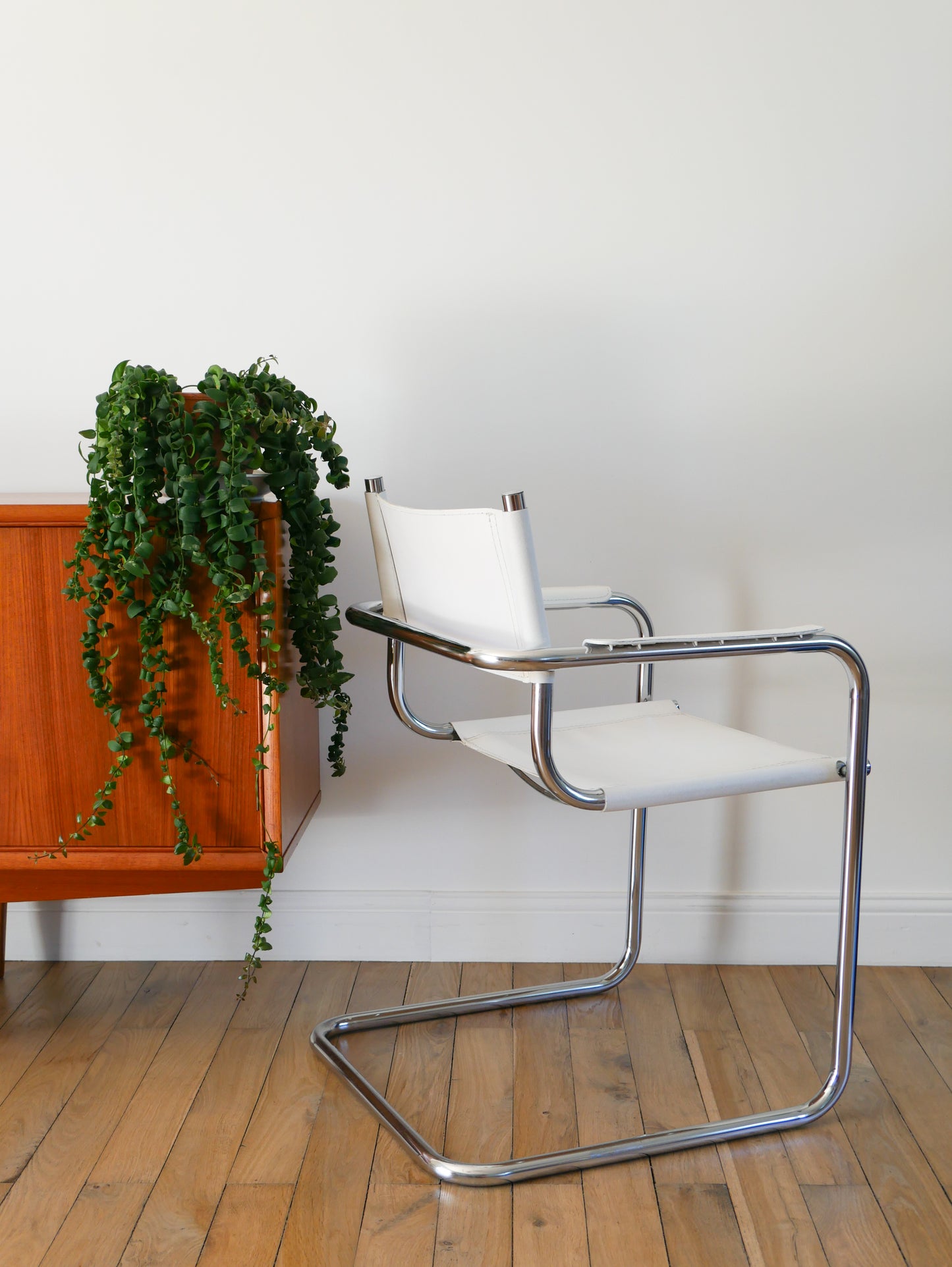 Fauteuil tubulaire en croute de cuir Cantilever chrome et Blanc, dans le goût de Mart Stam & Marcel Breuer S34, 1970
