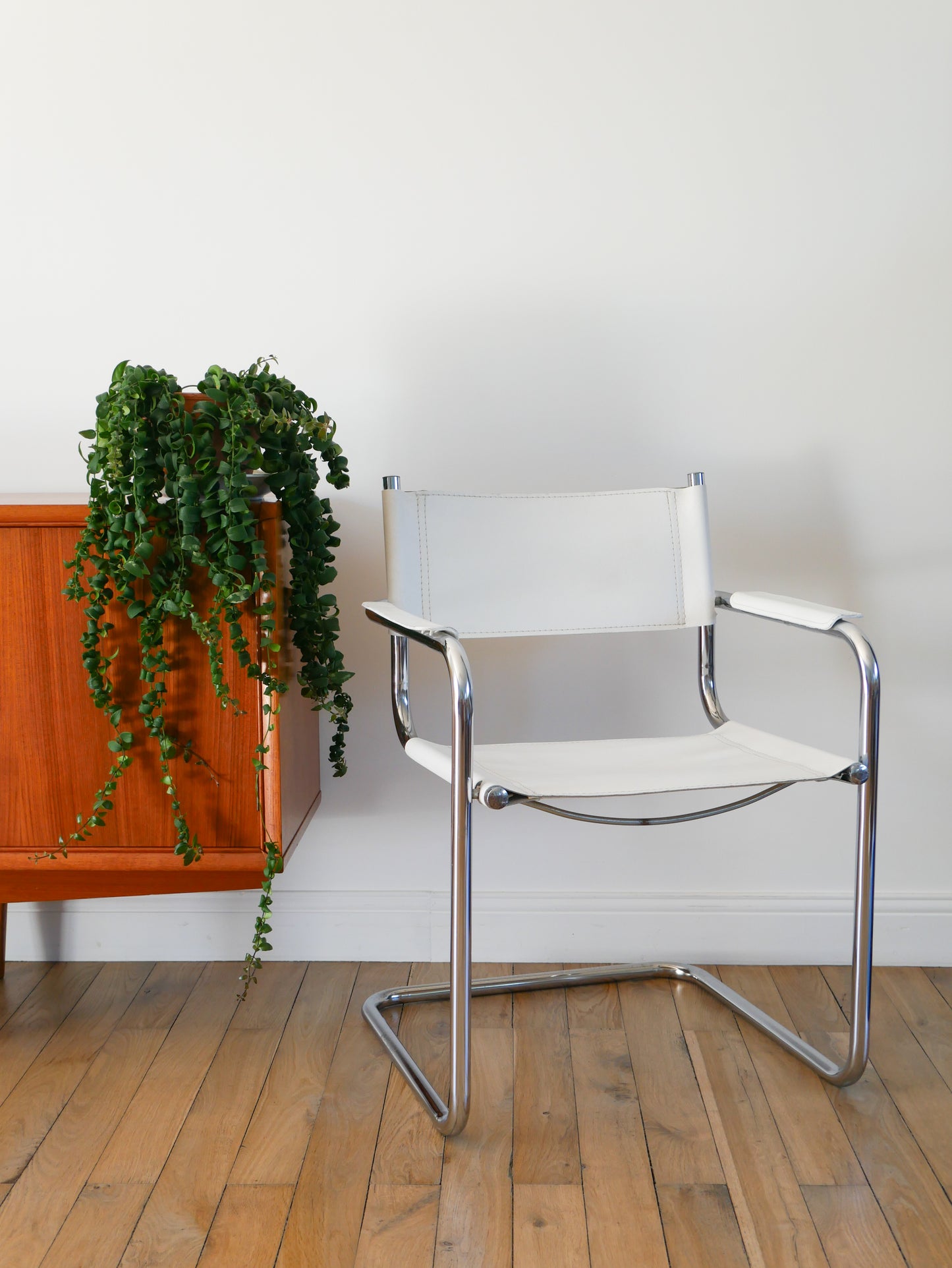 Fauteuil tubulaire en croute de cuir Cantilever chrome et Blanc, dans le goût de Mart Stam & Marcel Breuer S34, 1970