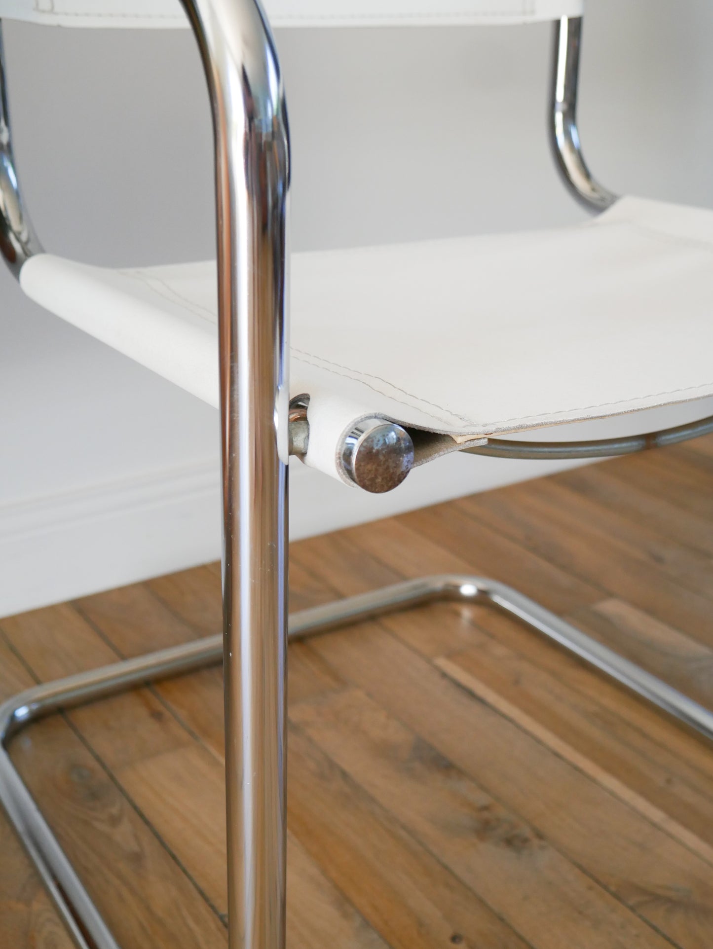 Fauteuil tubulaire en croute de cuir Cantilever chrome et Blanc, dans le goût de Mart Stam & Marcel Breuer S34, 1970