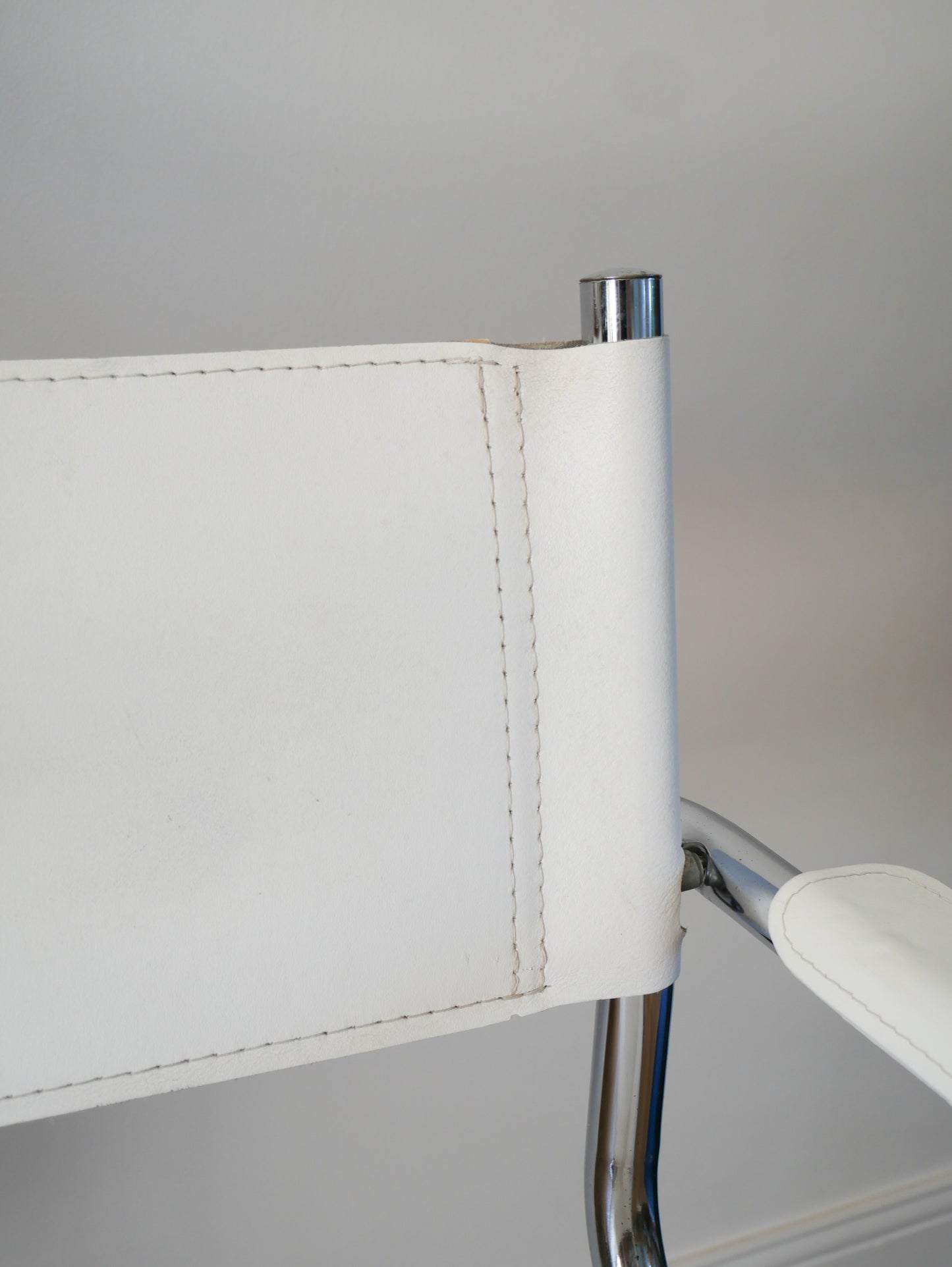 Fauteuil tubulaire en croute de cuir Cantilever chrome et Blanc, dans le goût de Mart Stam & Marcel Breuer S34, 1970