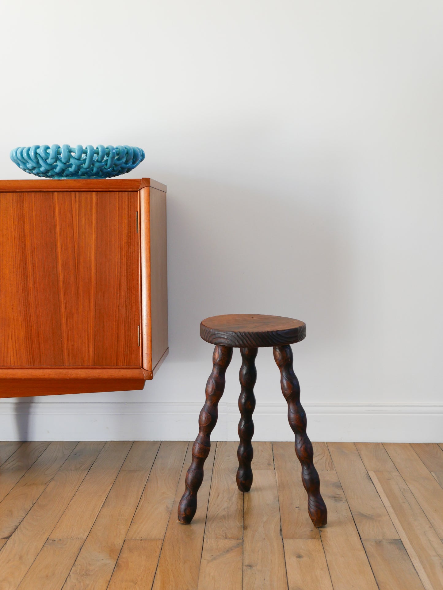 Tabouret tripode haut en bois, pieds tourné, 1950 - 44 X 23 cm