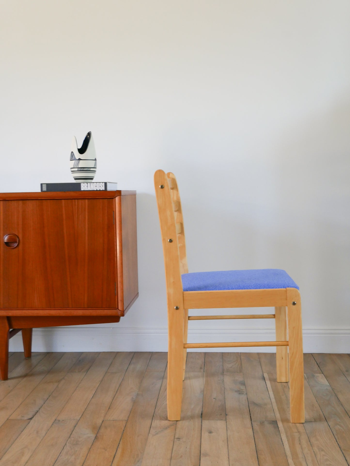 Ensemble de 4 chaises en pin massif, retapissées en laine, Bleu Océan, 1980
