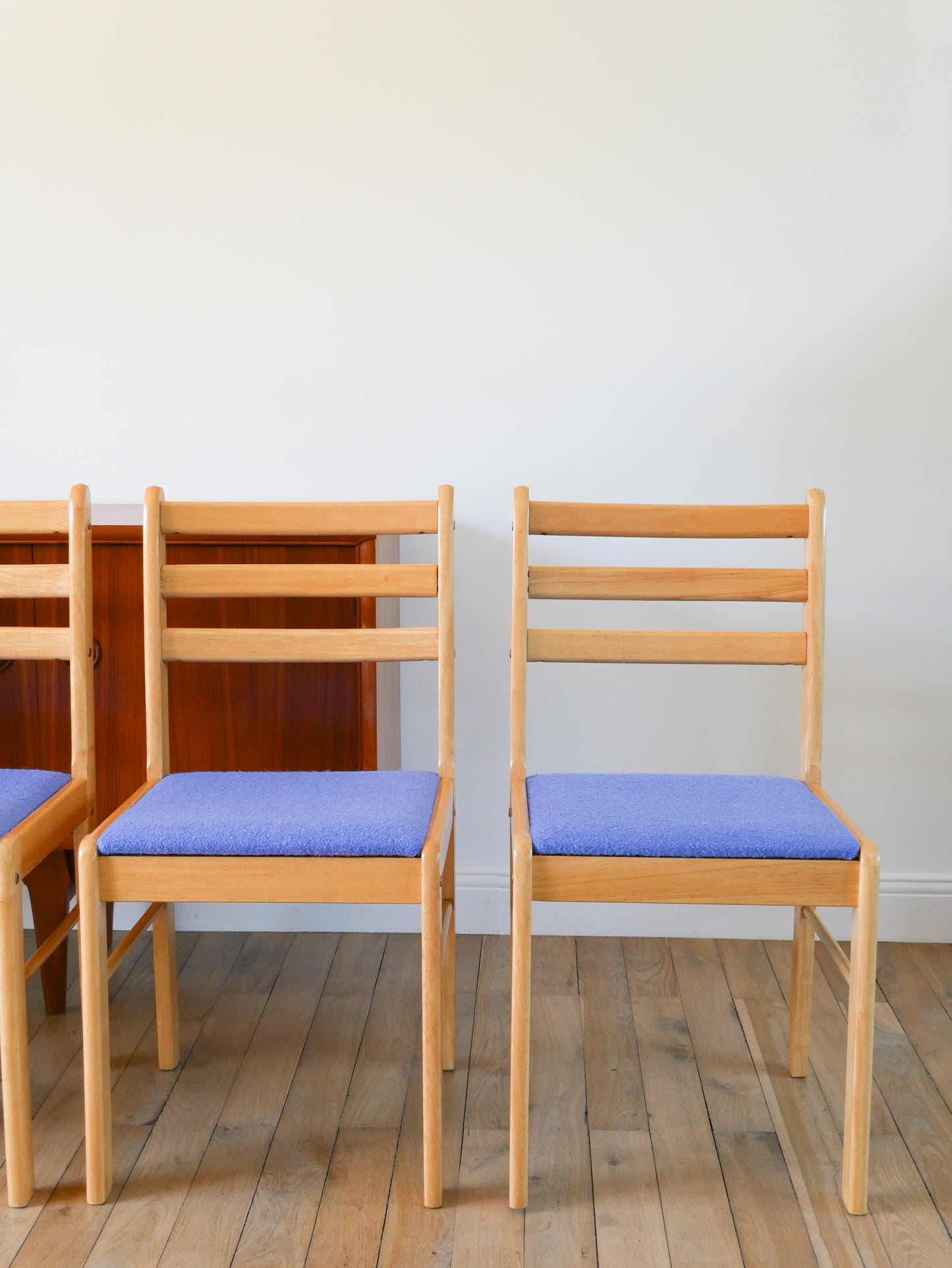 Ensemble de 4 chaises en pin massif, retapissées en laine, Bleu Océan, 1980