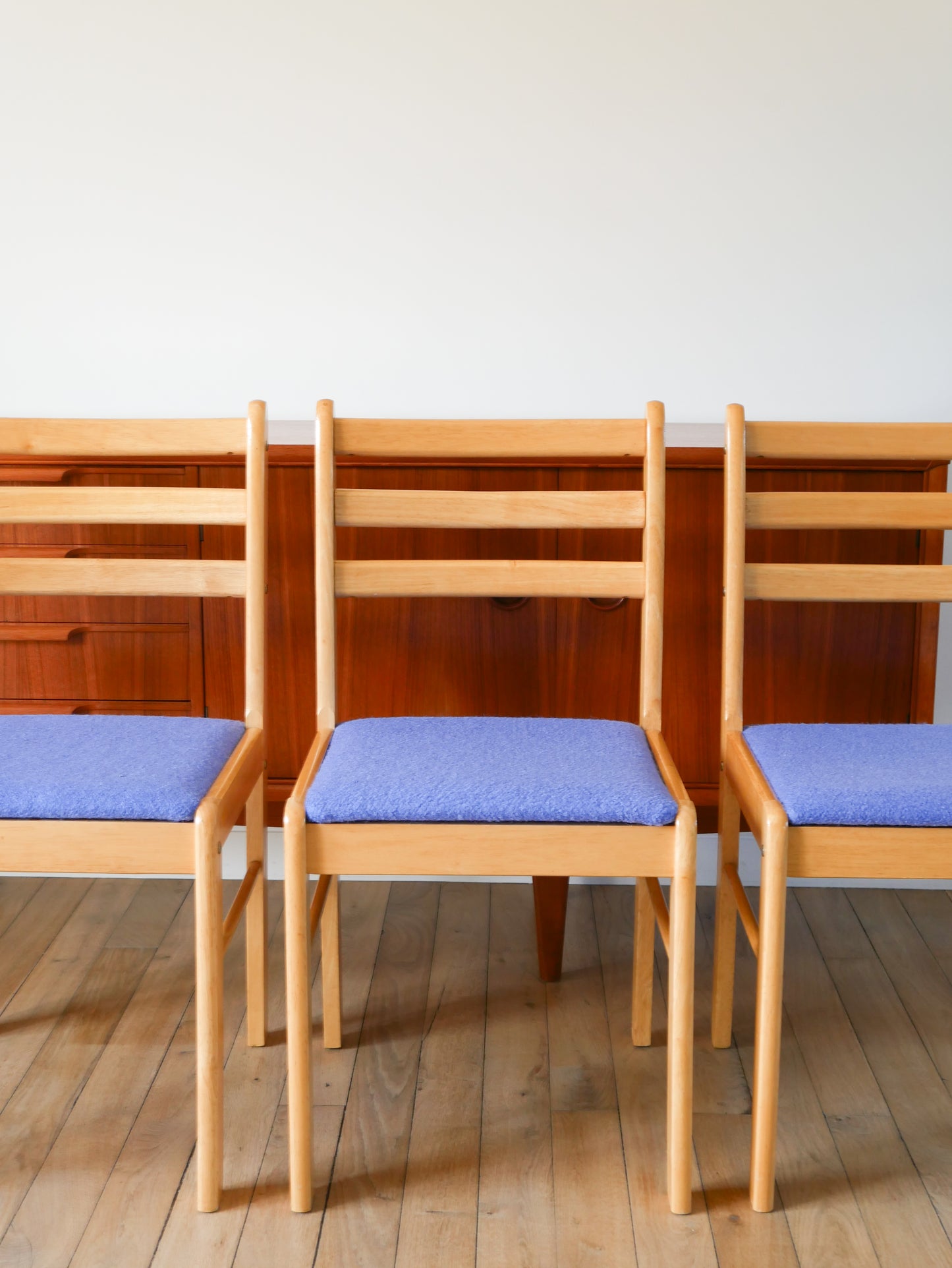 Ensemble de 4 chaises en pin massif, retapissées en laine, Bleu Océan, 1980