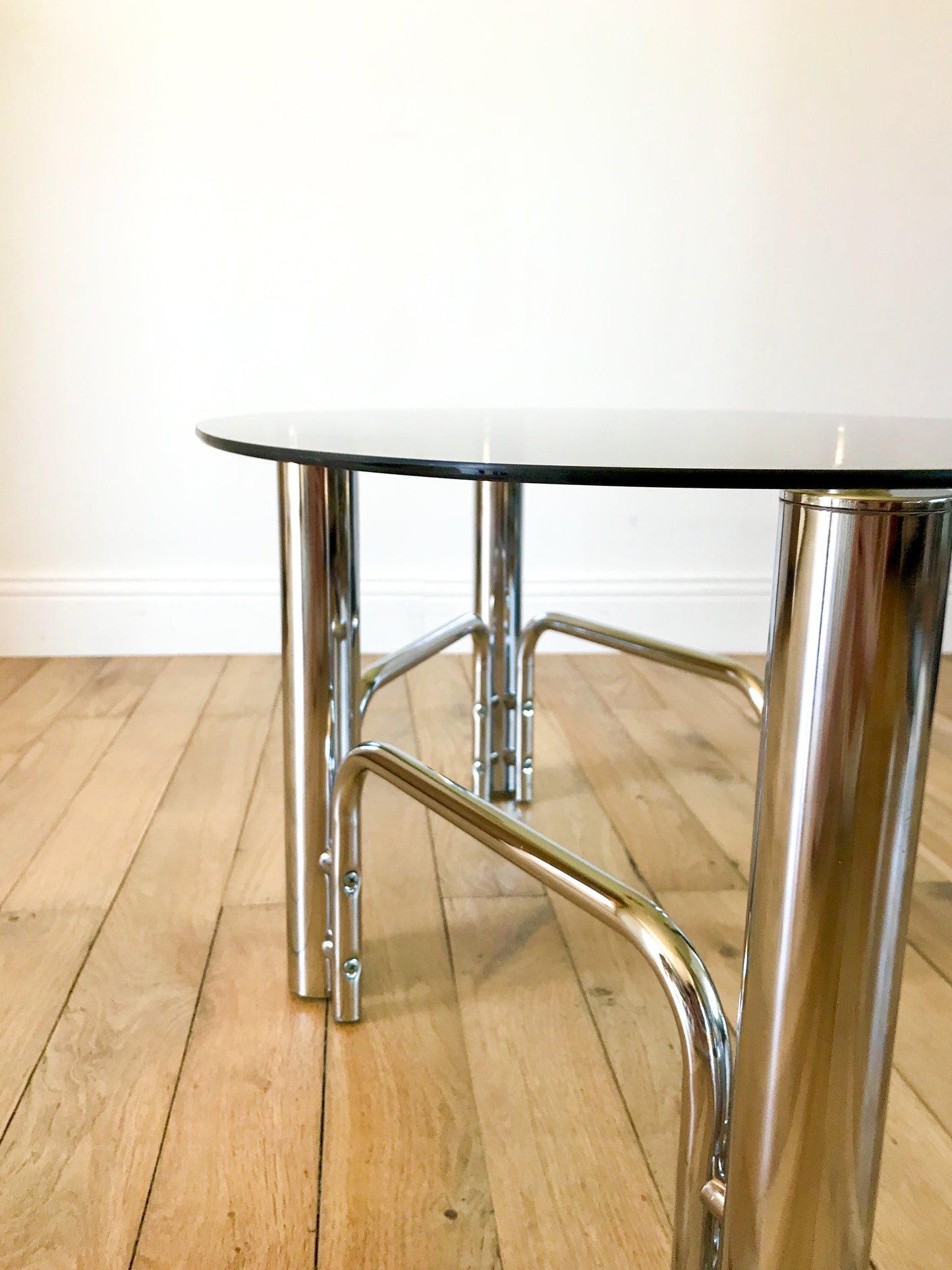 Table basse en chrome et plateau en verre forme ovoïde années 70