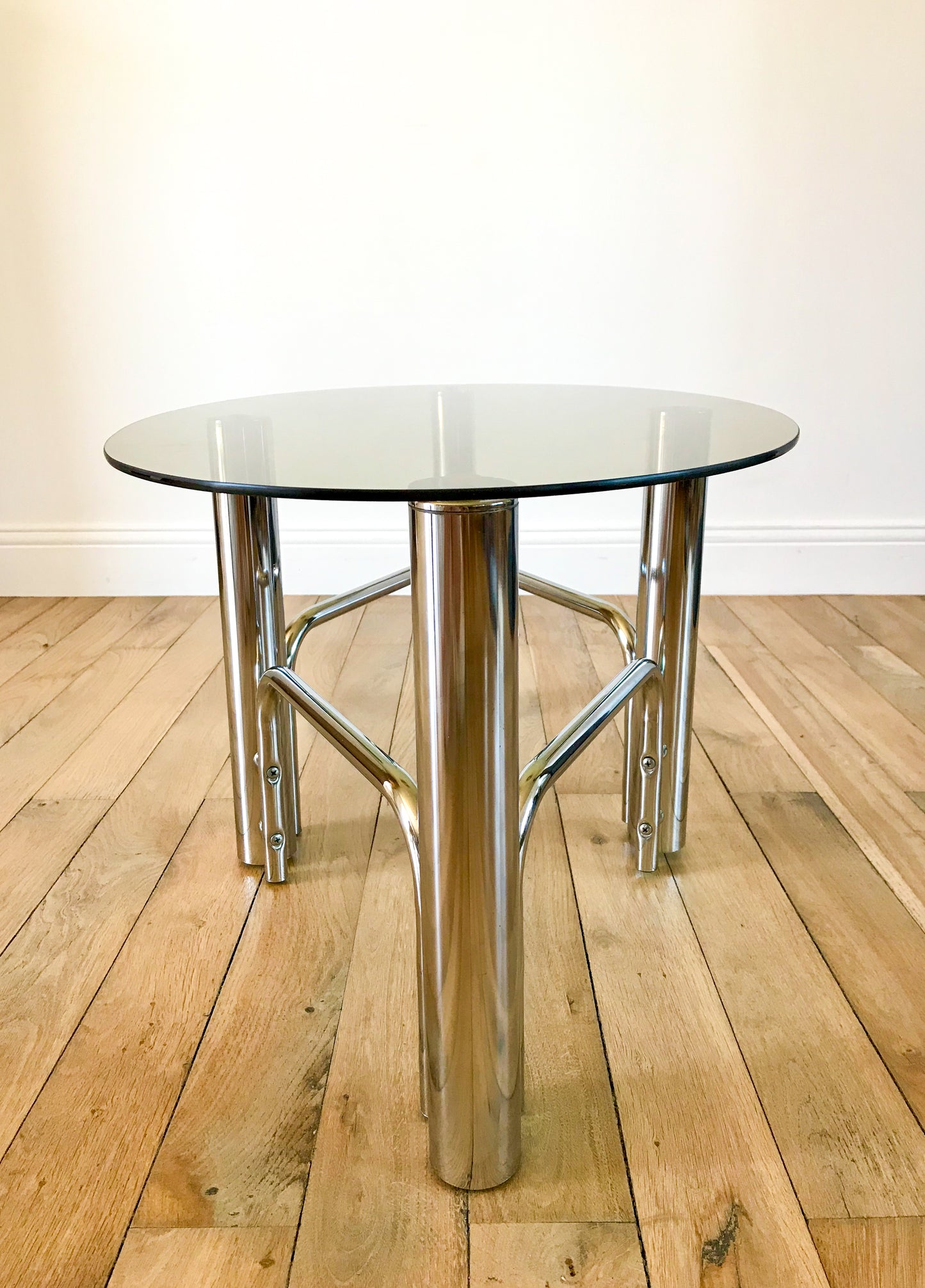Table basse en chrome et plateau en verre forme ovoïde années 70