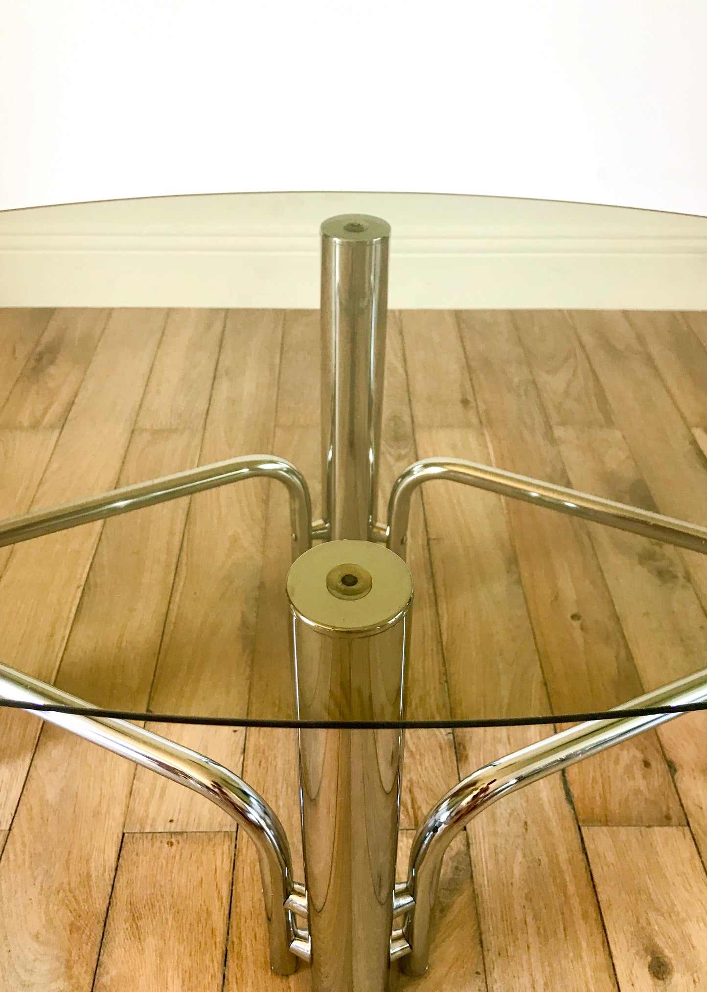 Table basse en chrome et plateau en verre forme ovoïde années 70