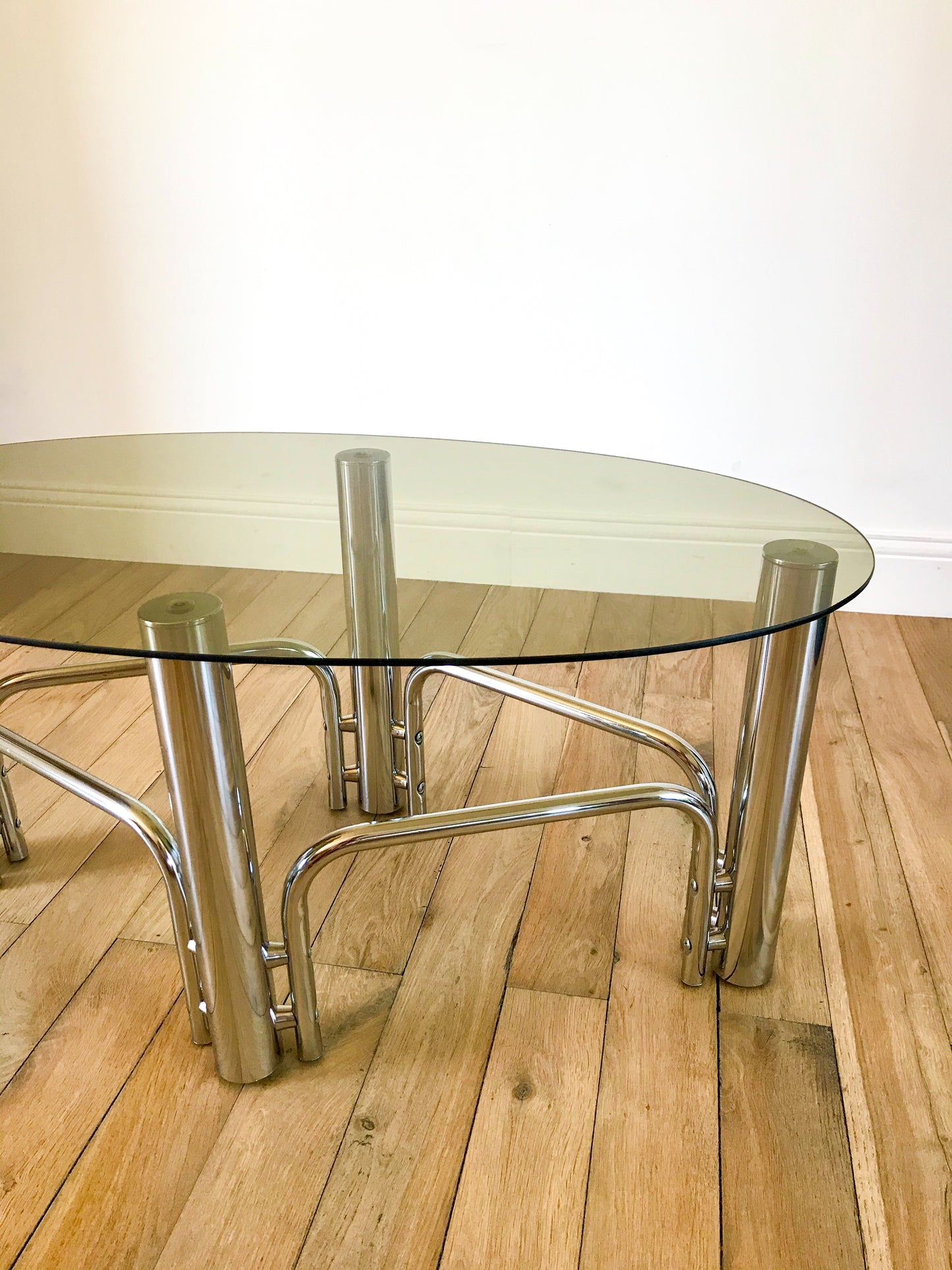 Table basse en chrome et plateau en verre forme ovoïde années 70
