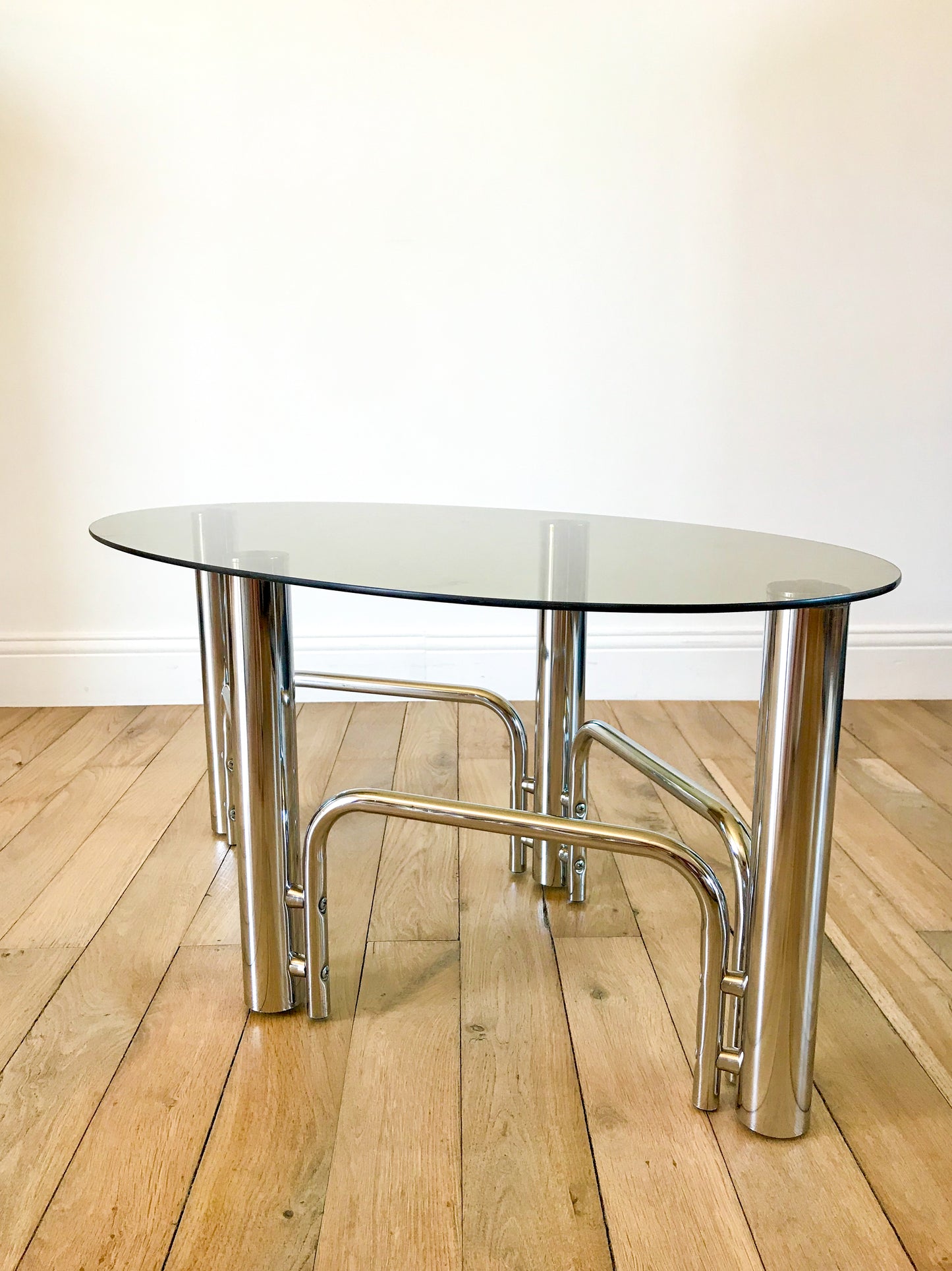 Table basse en chrome et plateau en verre forme ovoïde années 70