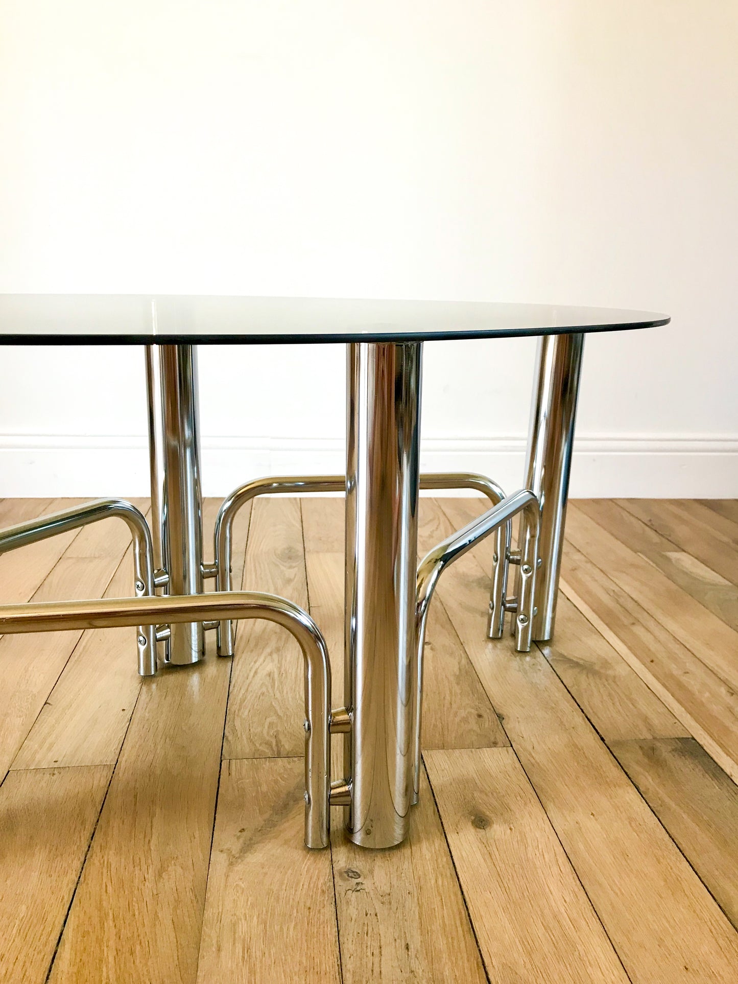 Table basse en chrome et plateau en verre forme ovoïde années 70
