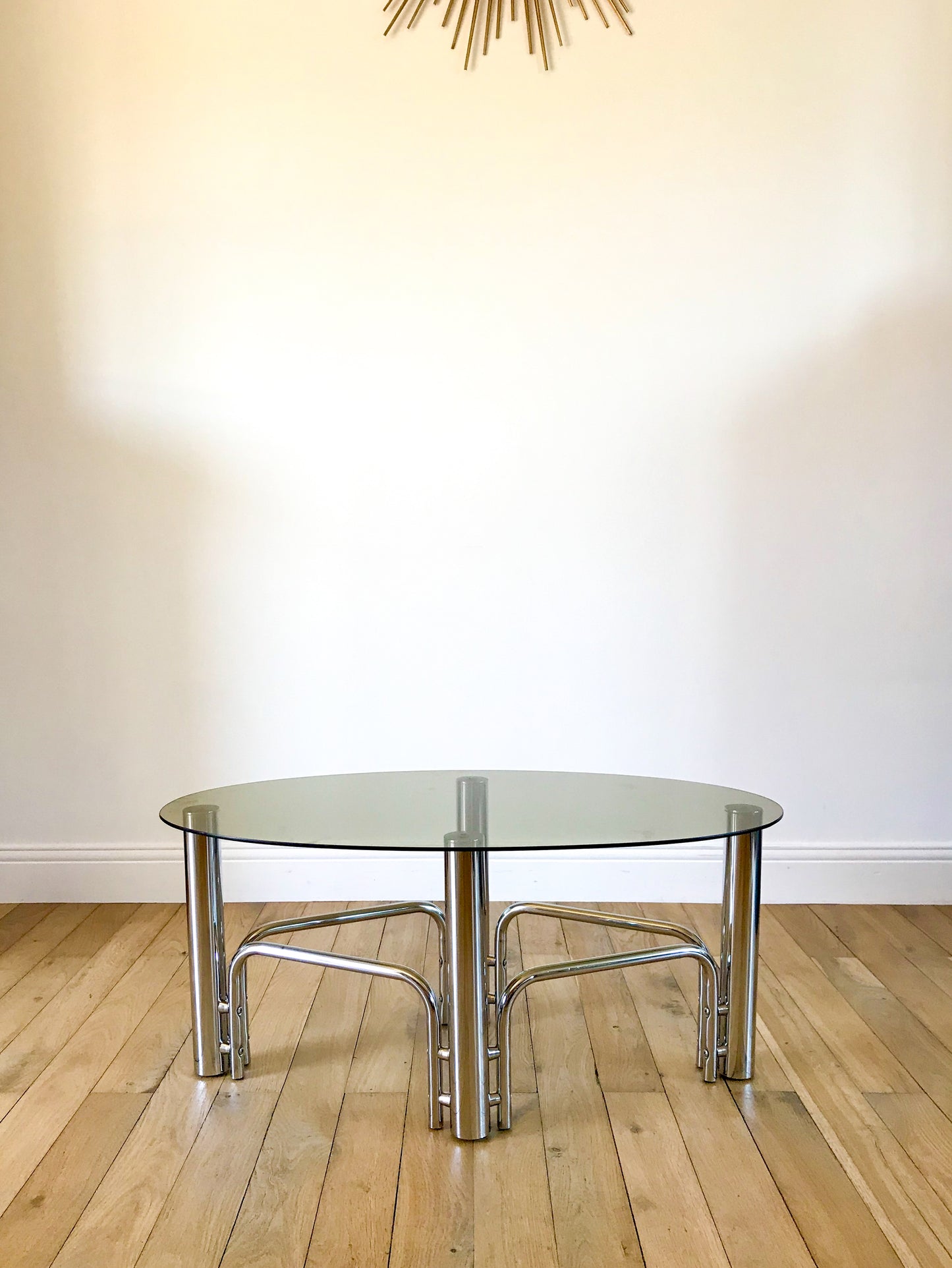Table basse en chrome et plateau en verre forme ovoïde années 70