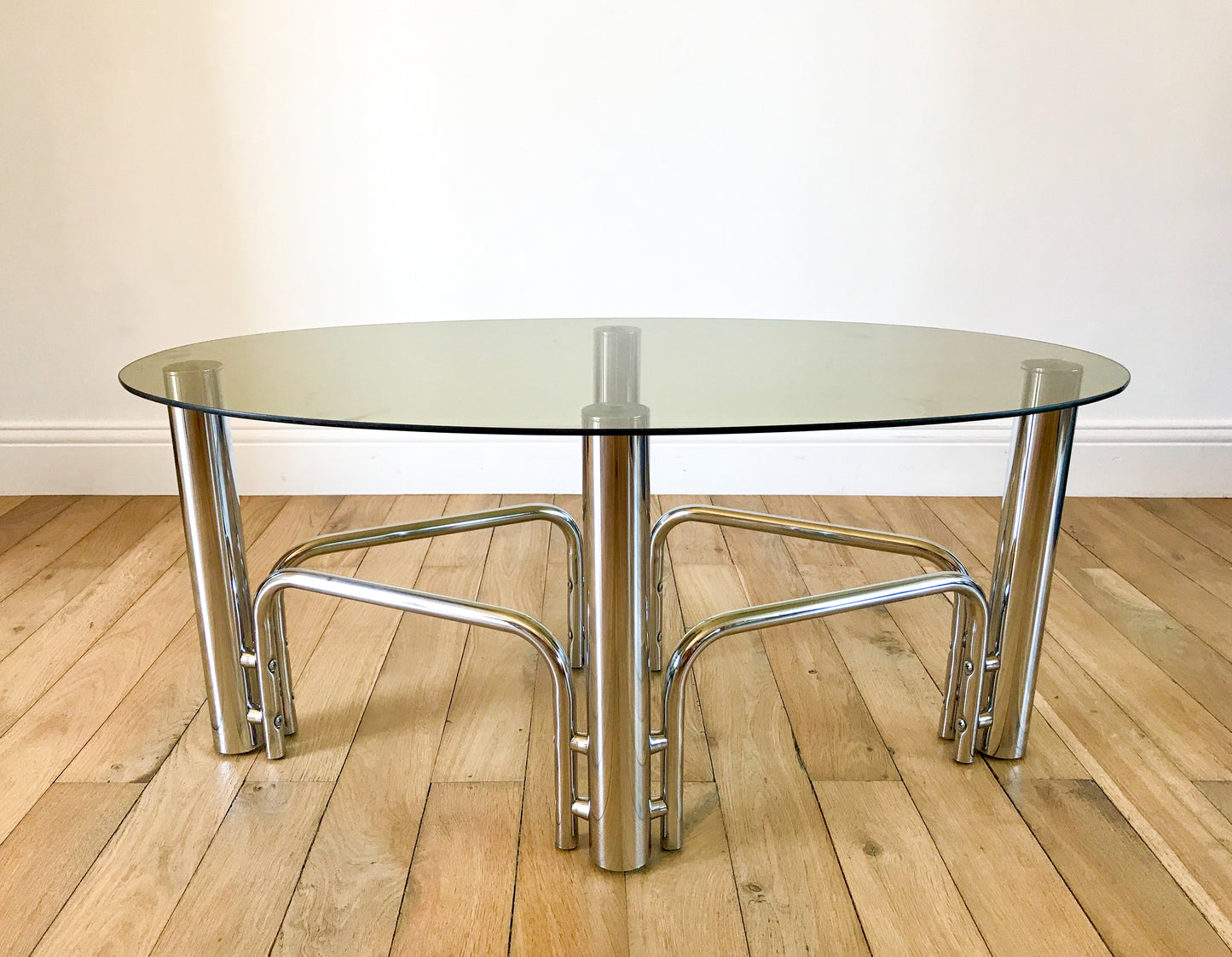 Table basse en chrome et plateau en verre forme ovoïde années 70
