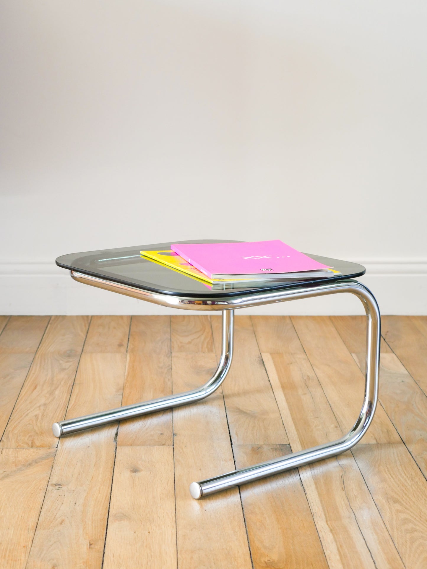 Petite table basse tubulaire en verre fumé et chrome, Design, 1970