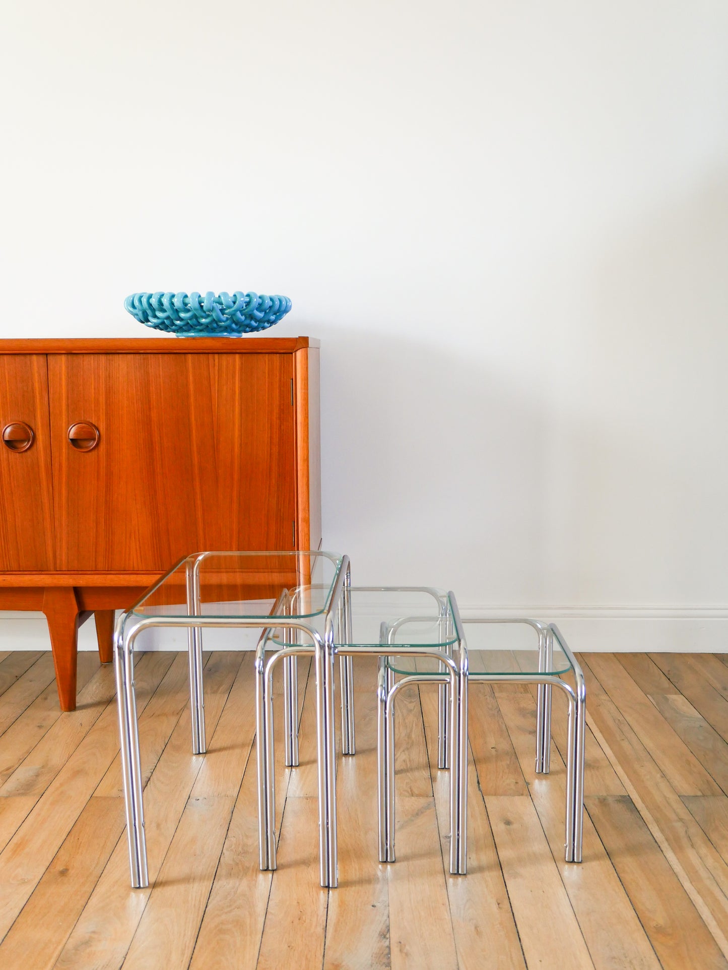 Trio de tables gigognes tubulaires en chrome et verre transparent, Design, 1970