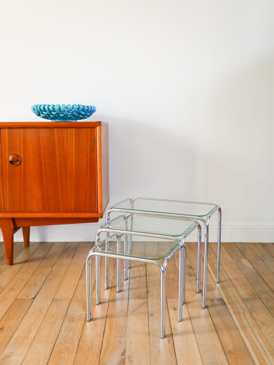 Trio de tables gigognes tubulaires en chrome et verre transparent, Design, 1970