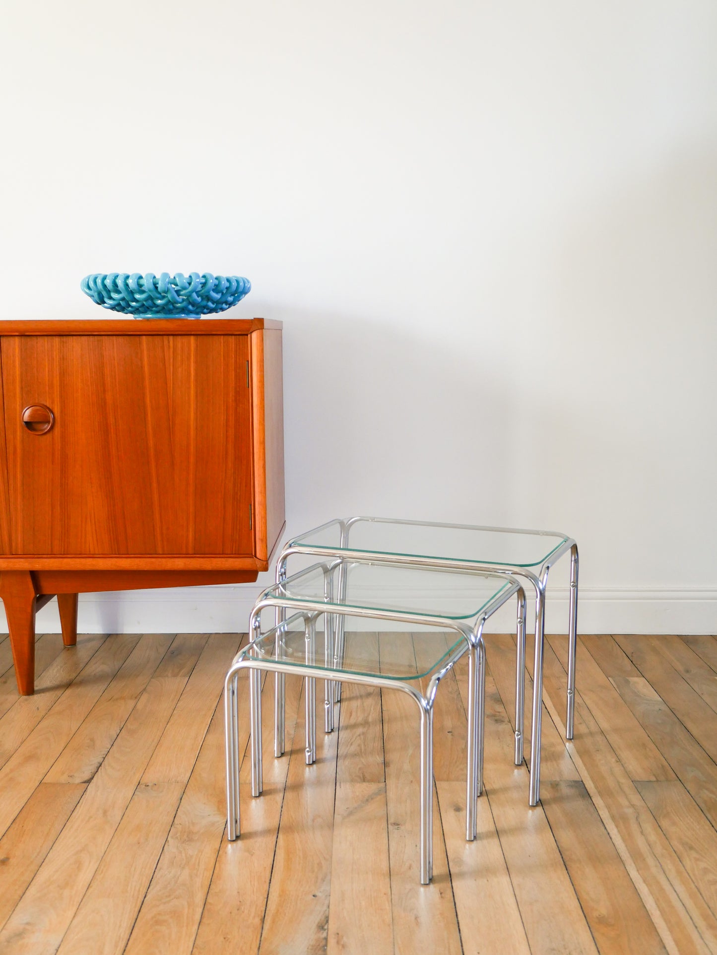 Trio de tables gigognes tubulaires en chrome et verre transparent, Design, 1970