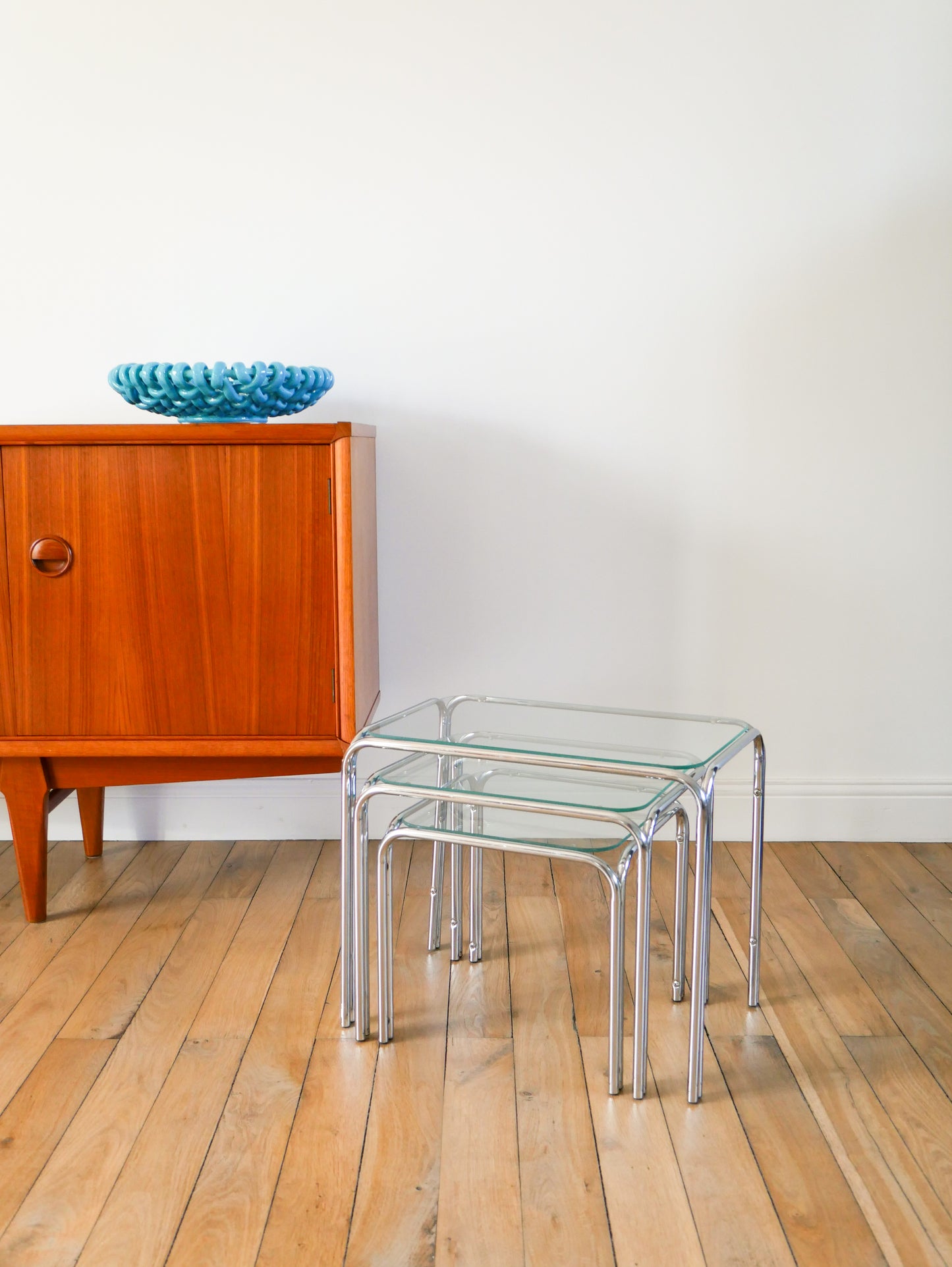 Trio de tables gigognes tubulaires en chrome et verre transparent, Design, 1970