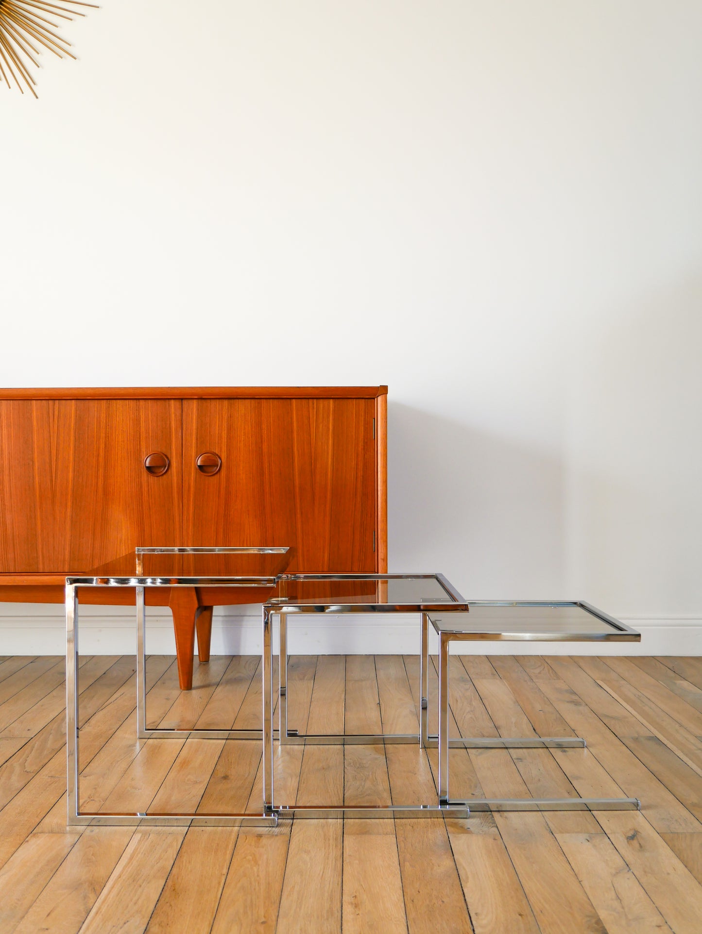 Trio de tables gigognes en chrome et verre fumé, Design, 1970