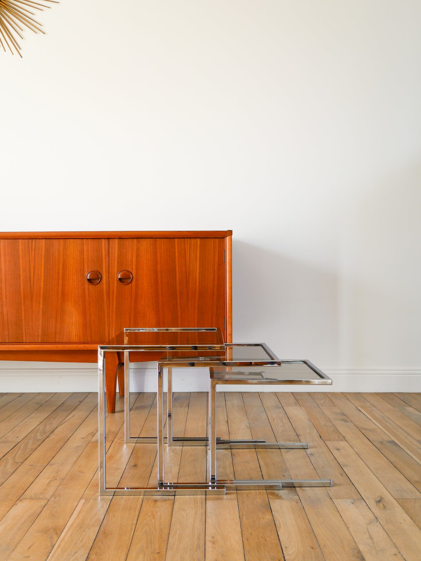 Trio de tables gigognes en chrome et verre fumé, Design, 1970
