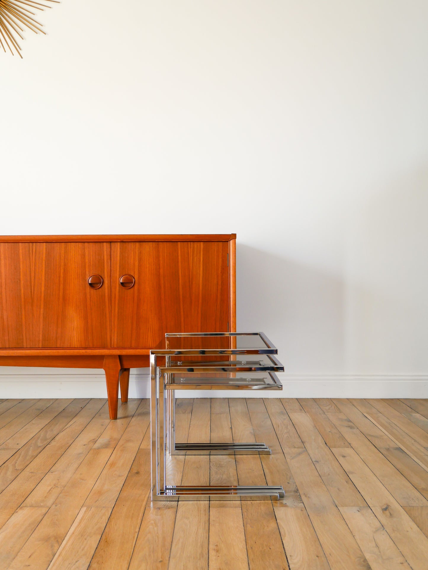 Trio de tables gigognes en chrome et verre fumé, Design, 1970