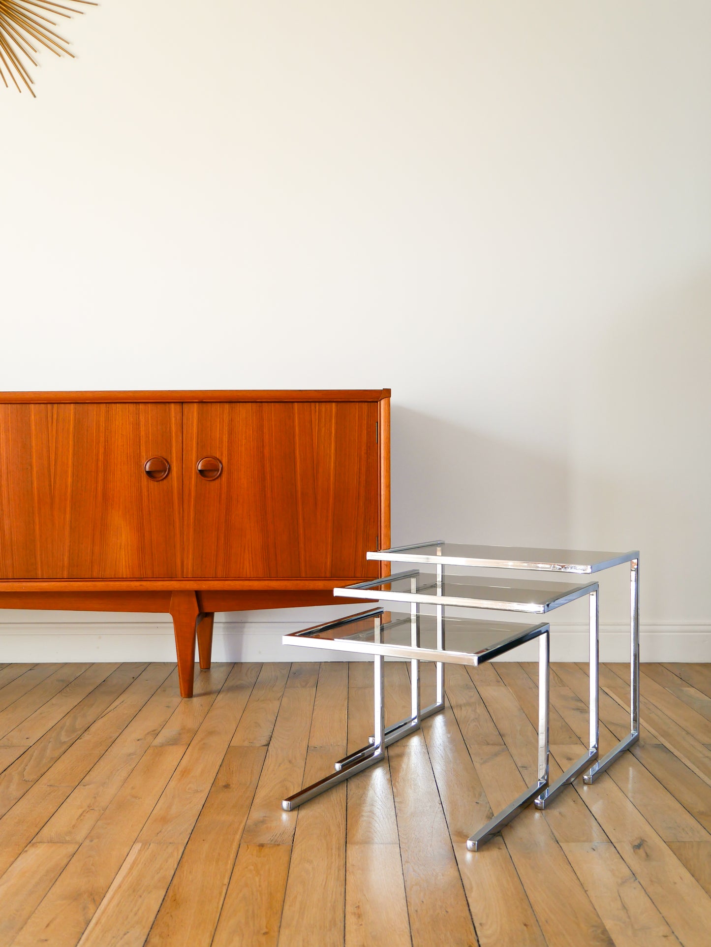 Trio de tables gigognes en chrome et verre fumé, Design, 1970
