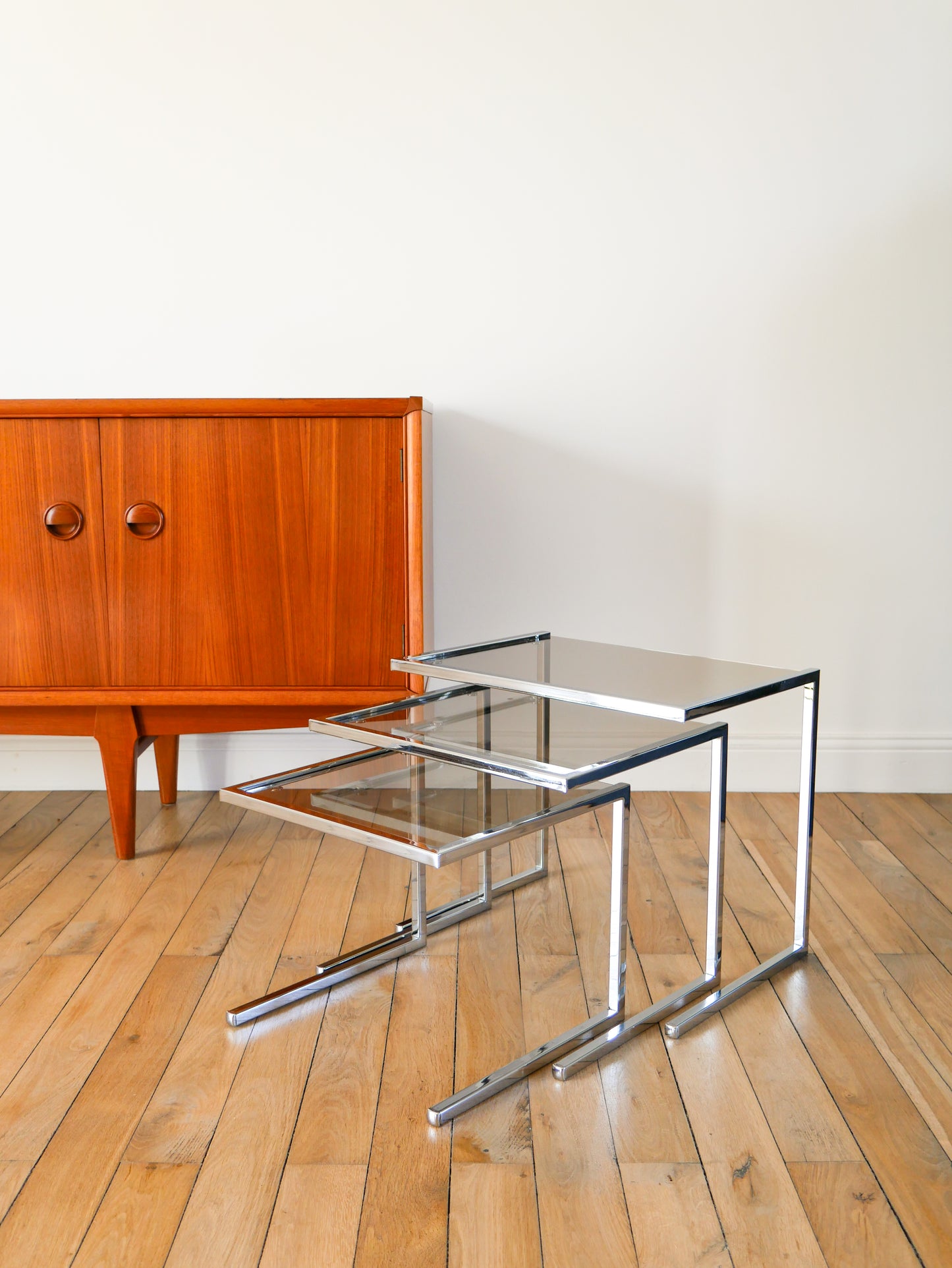 Trio de tables gigognes en chrome et verre fumé, Design, 1970