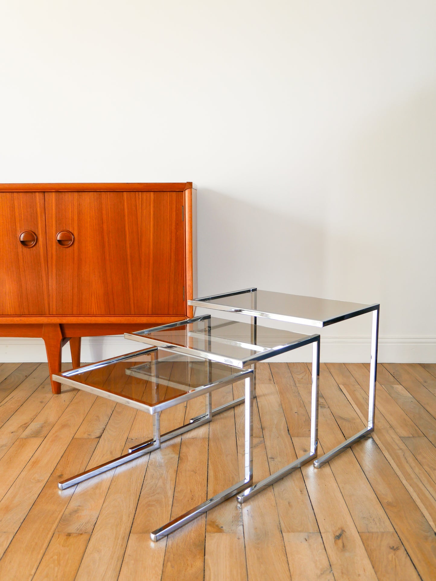 Trio de tables gigognes en chrome et verre fumé, Design, 1970