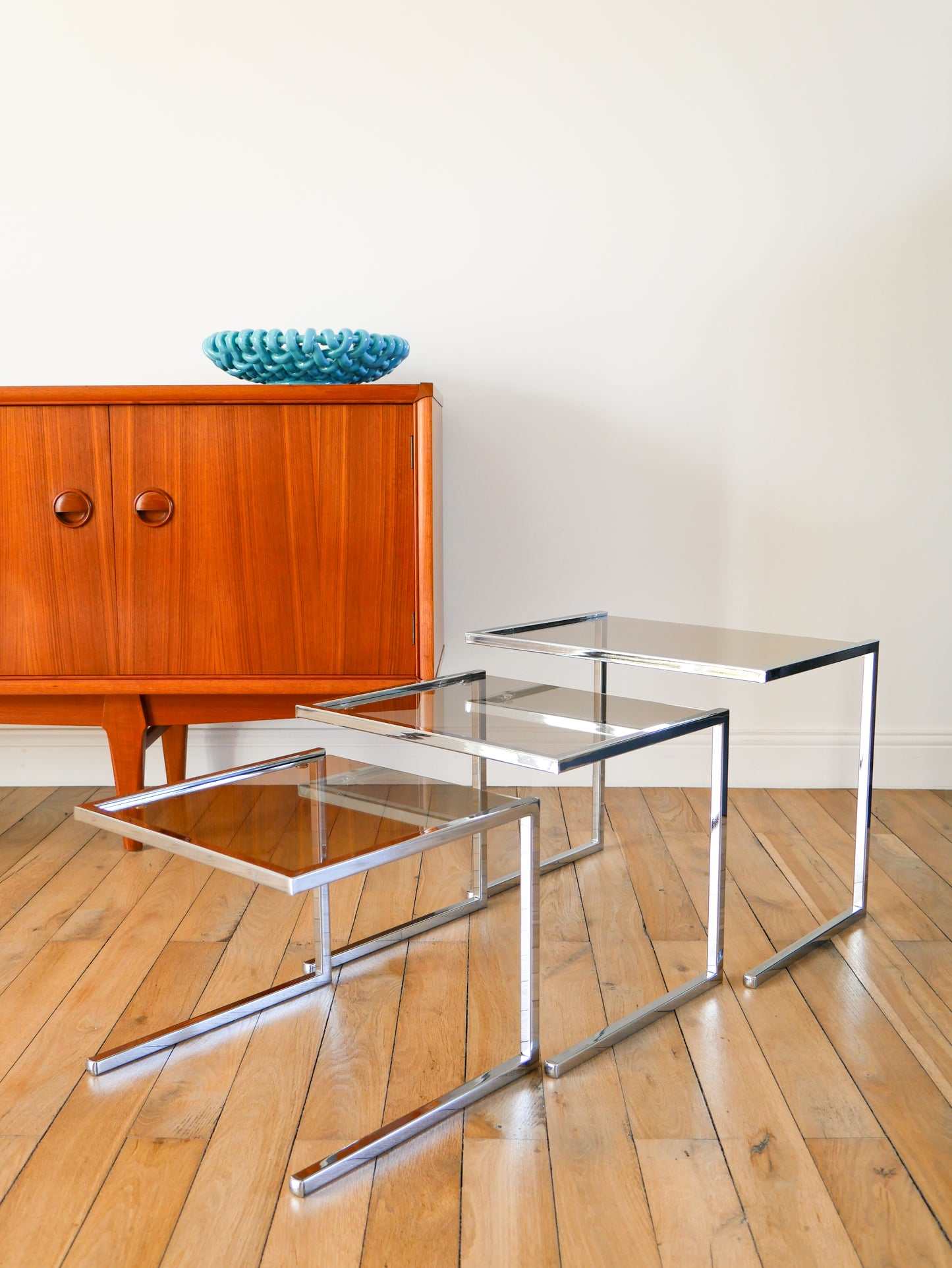 Trio de tables gigognes en chrome et verre fumé, Design, 1970