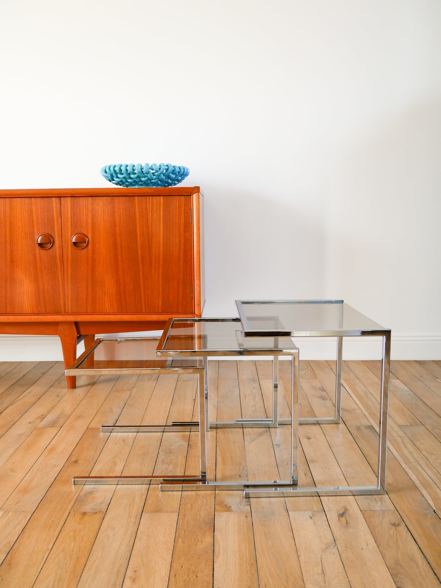 Trio de tables gigognes en chrome et verre fumé, Design, 1970