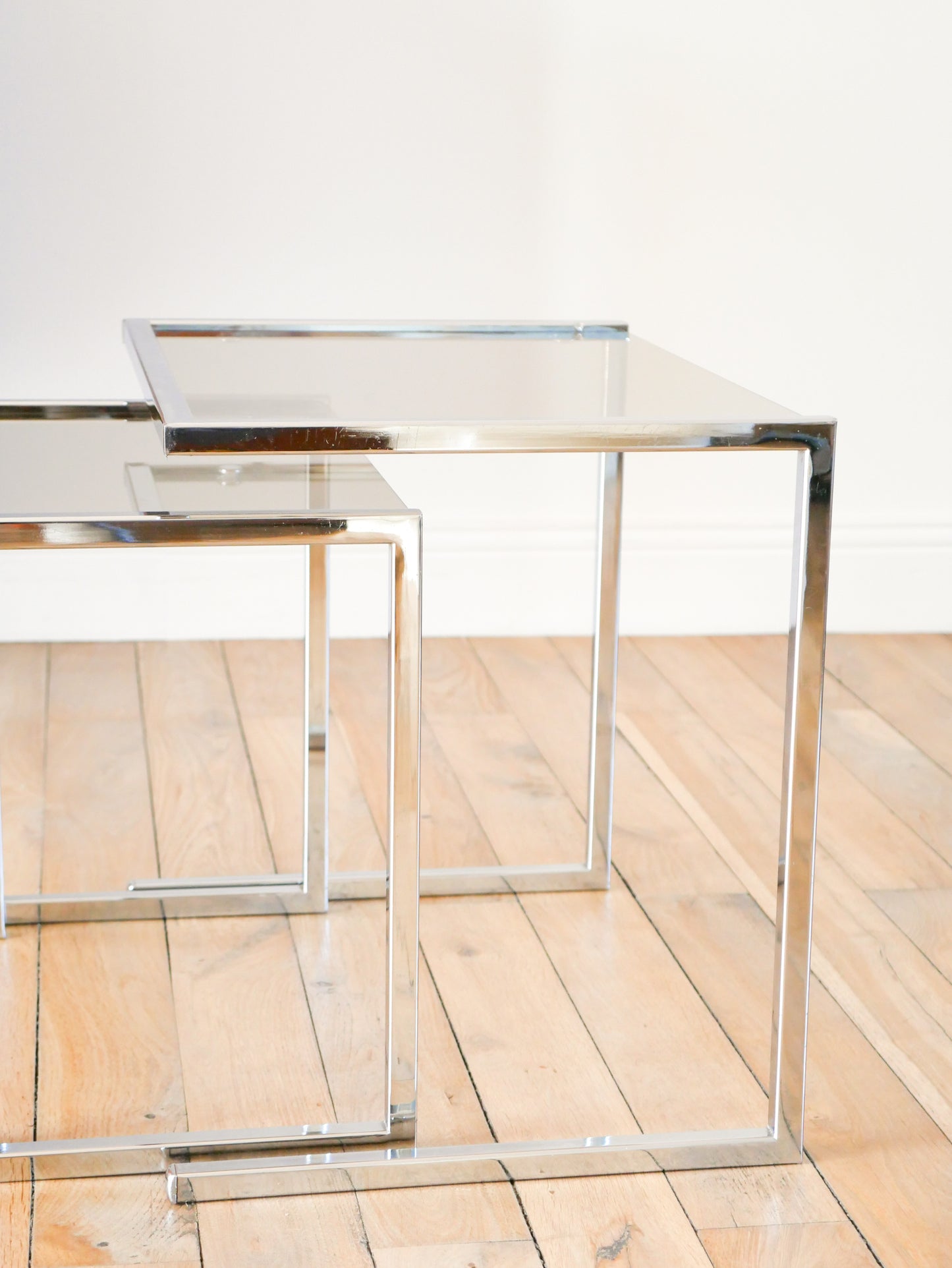 Trio de tables gigognes en chrome et verre fumé, Design, 1970