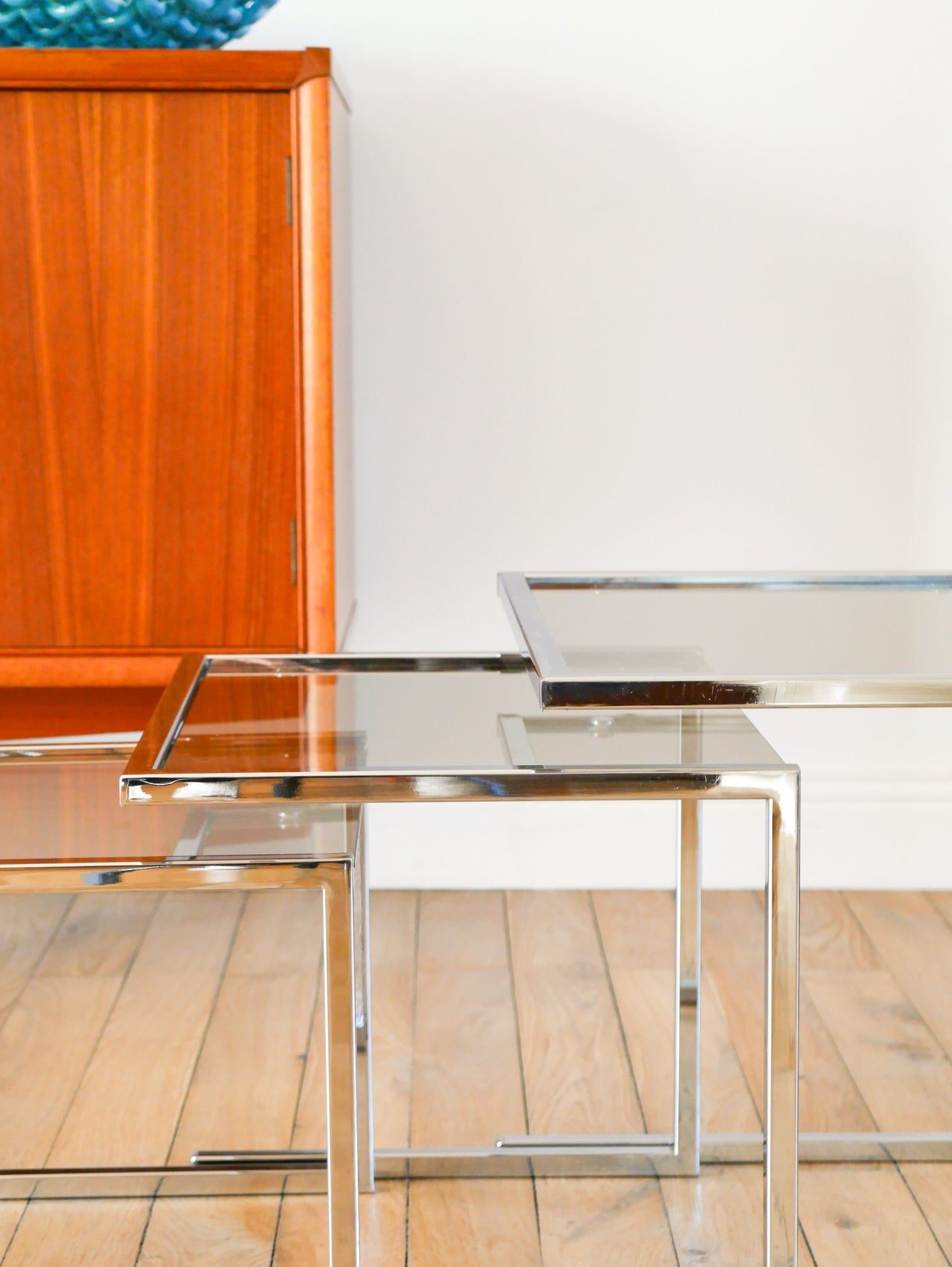 Trio de tables gigognes en chrome et verre fumé, Design, 1970