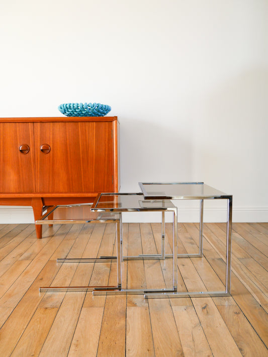 Trio de tables gigognes en chrome et verre fumé, Design, 1970