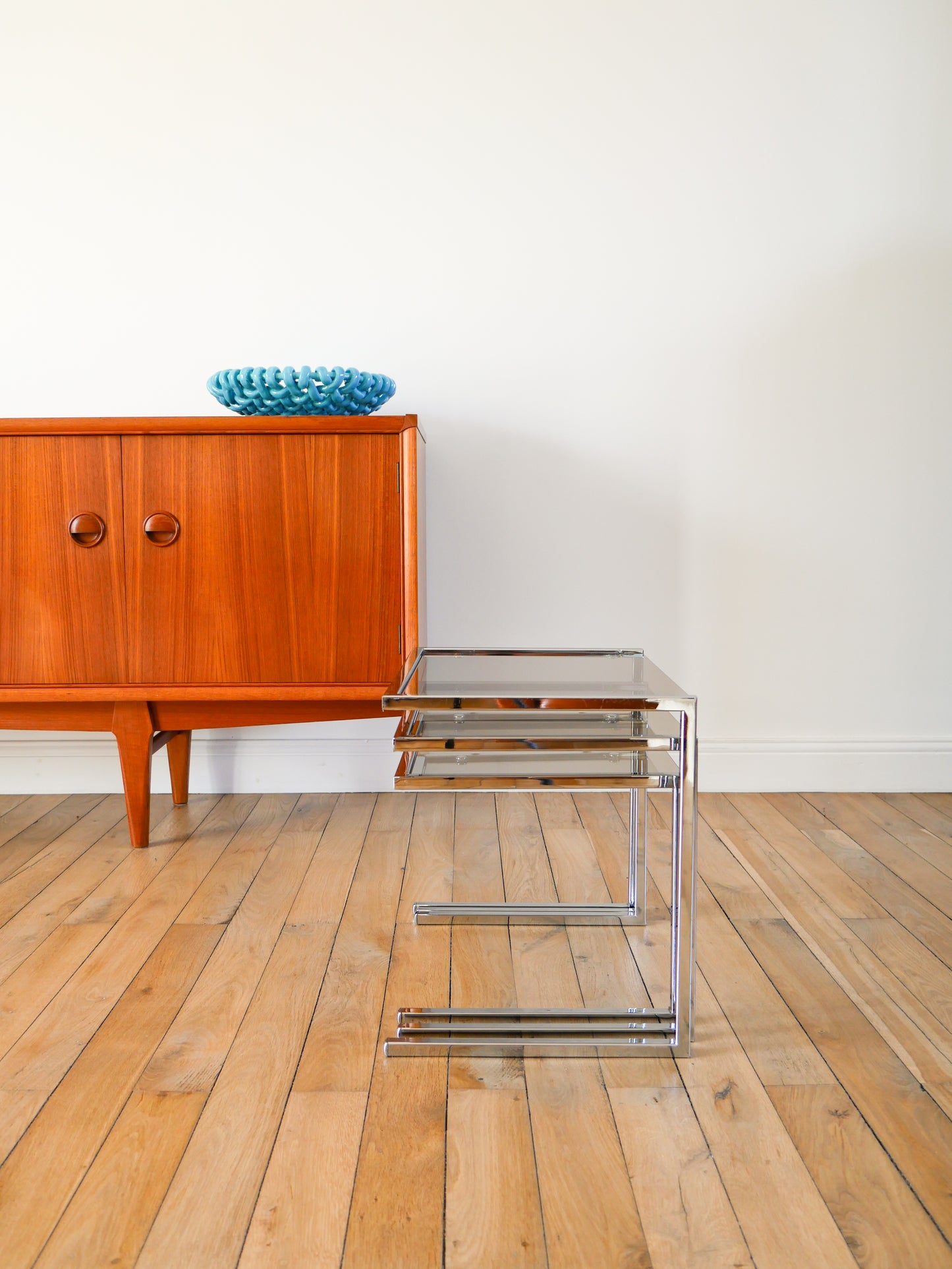 Trio de tables gigognes en chrome et verre fumé, Design, 1970