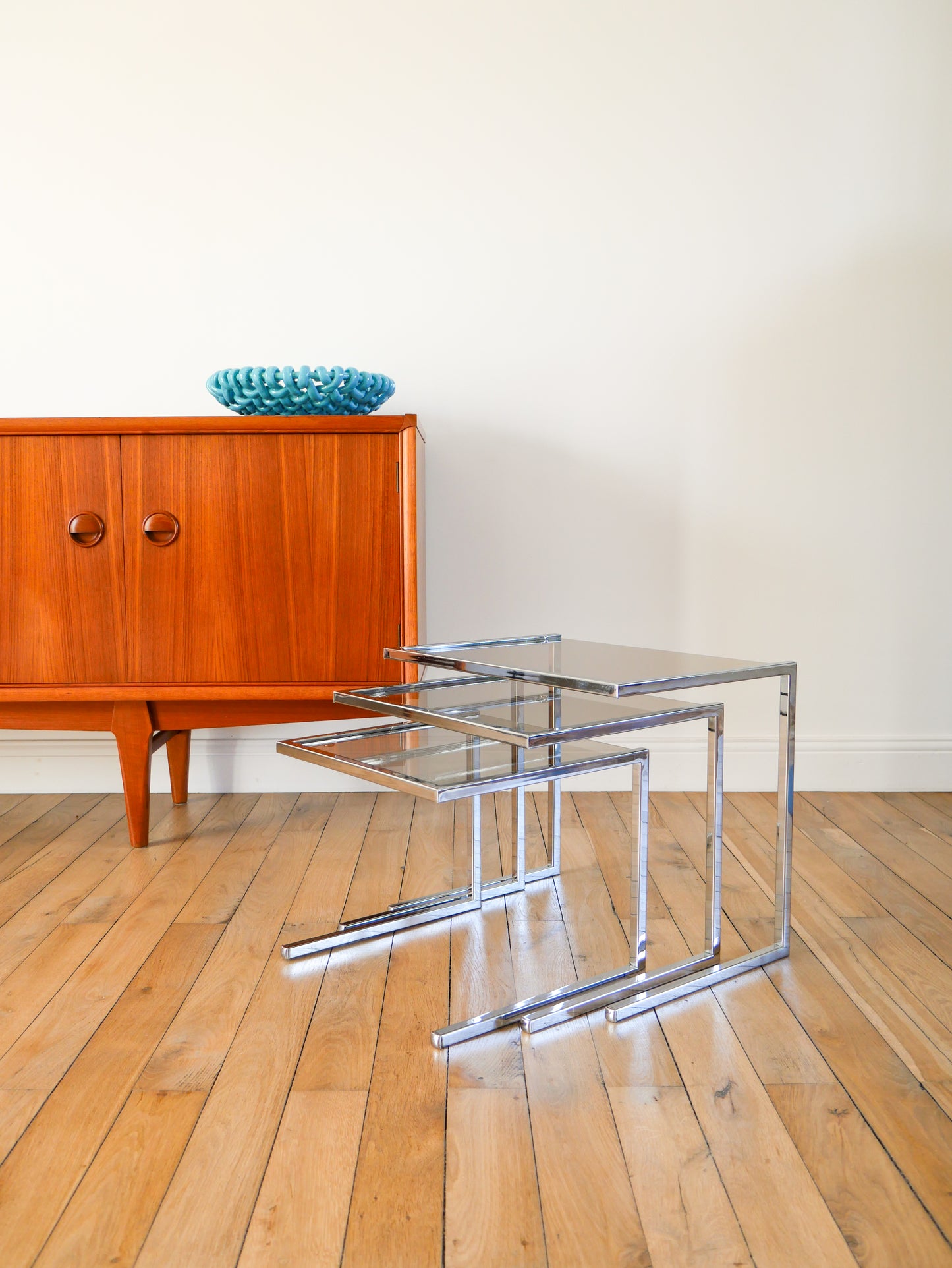 Trio de tables gigognes en chrome et verre fumé, Design, 1970