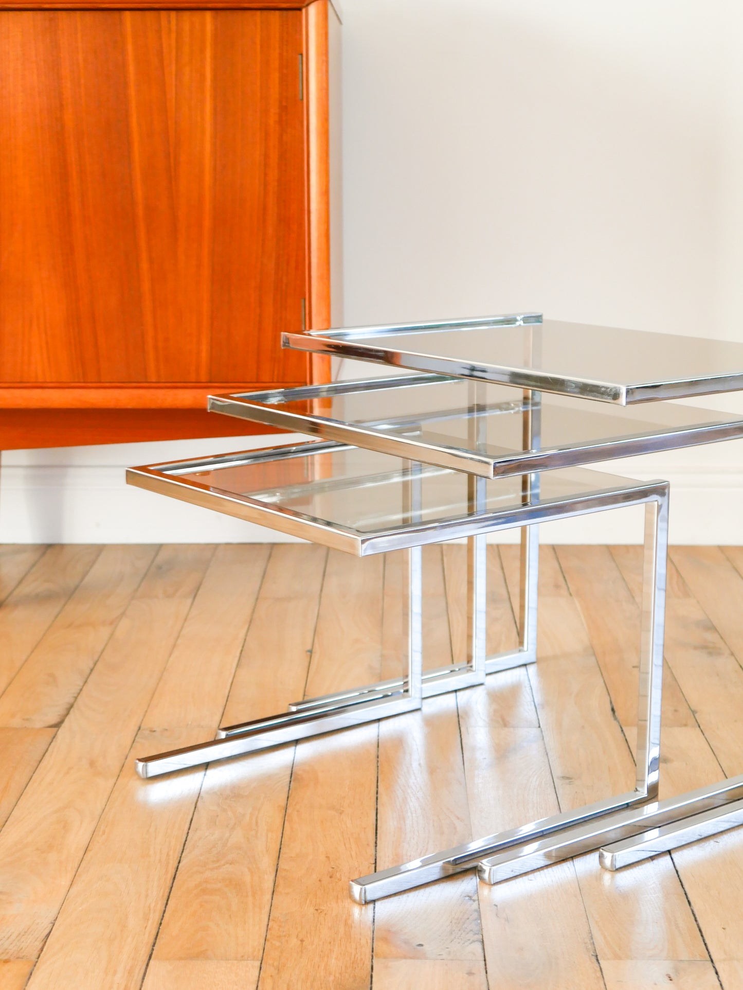 Trio de tables gigognes en chrome et verre fumé, Design, 1970