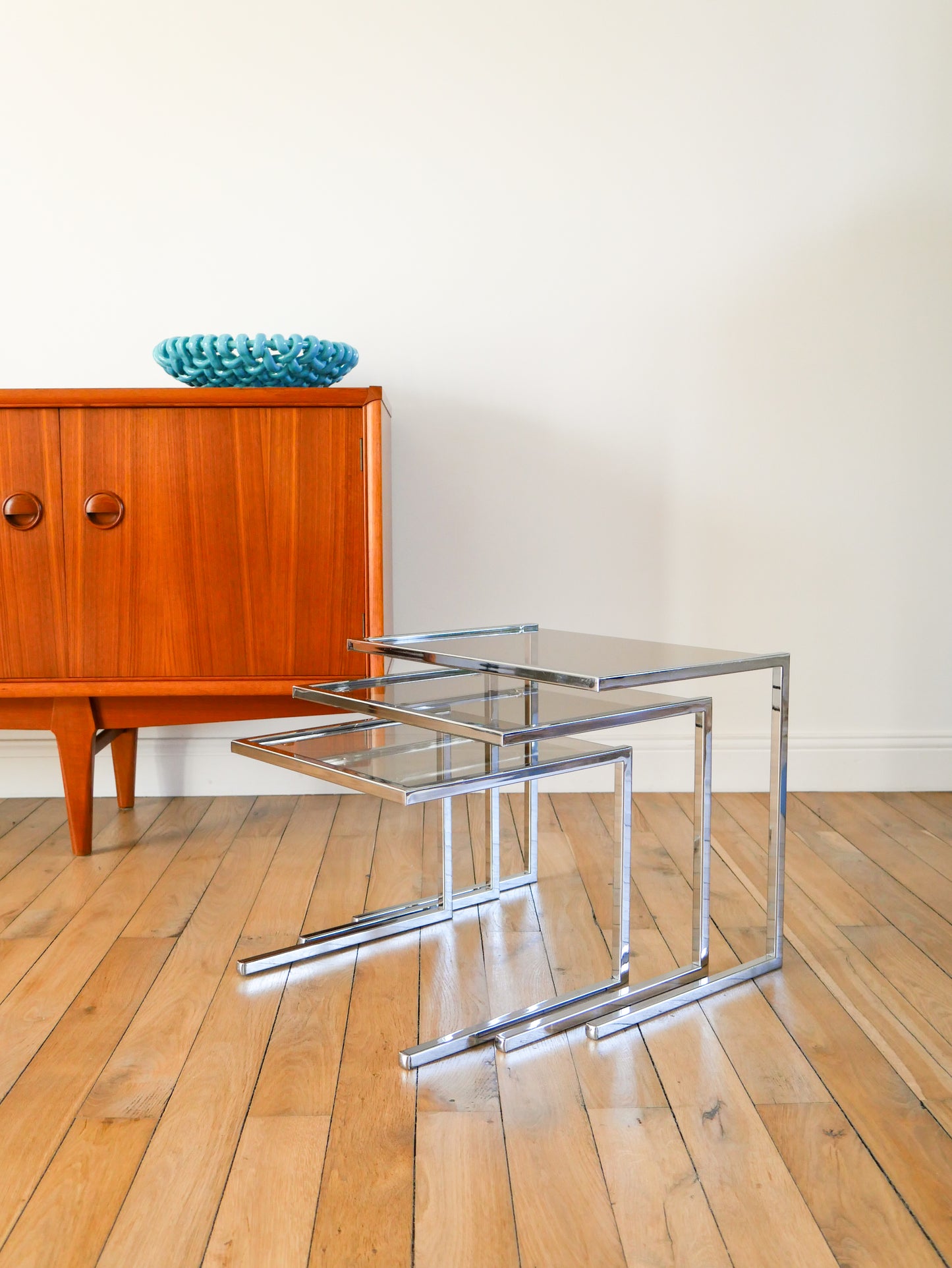 Trio de tables gigognes en chrome et verre fumé, Design, 1970