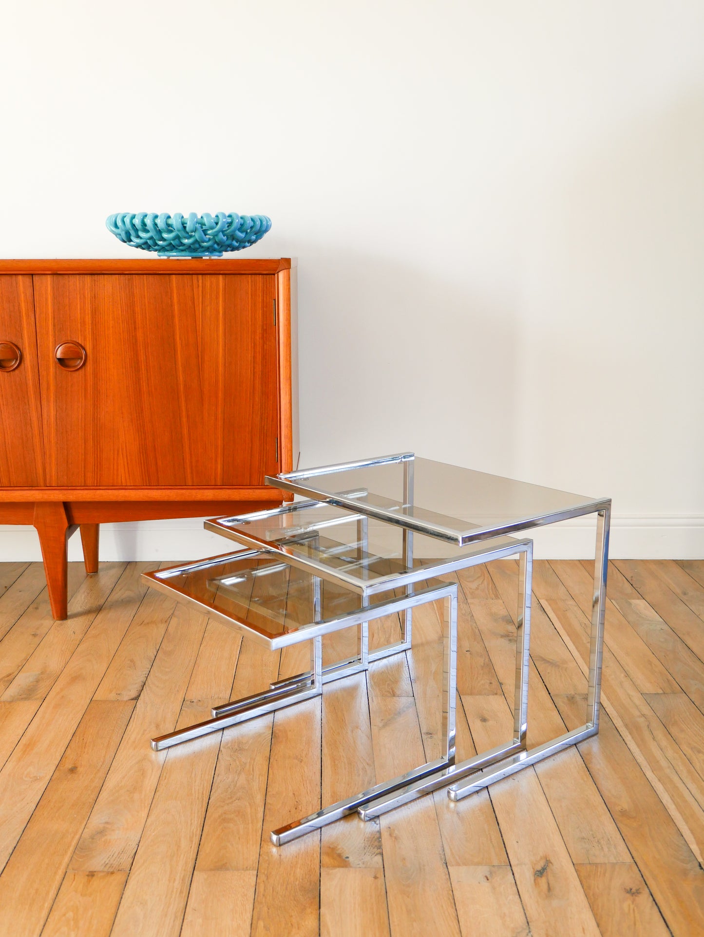 Trio de tables gigognes en chrome et verre fumé, Design, 1970