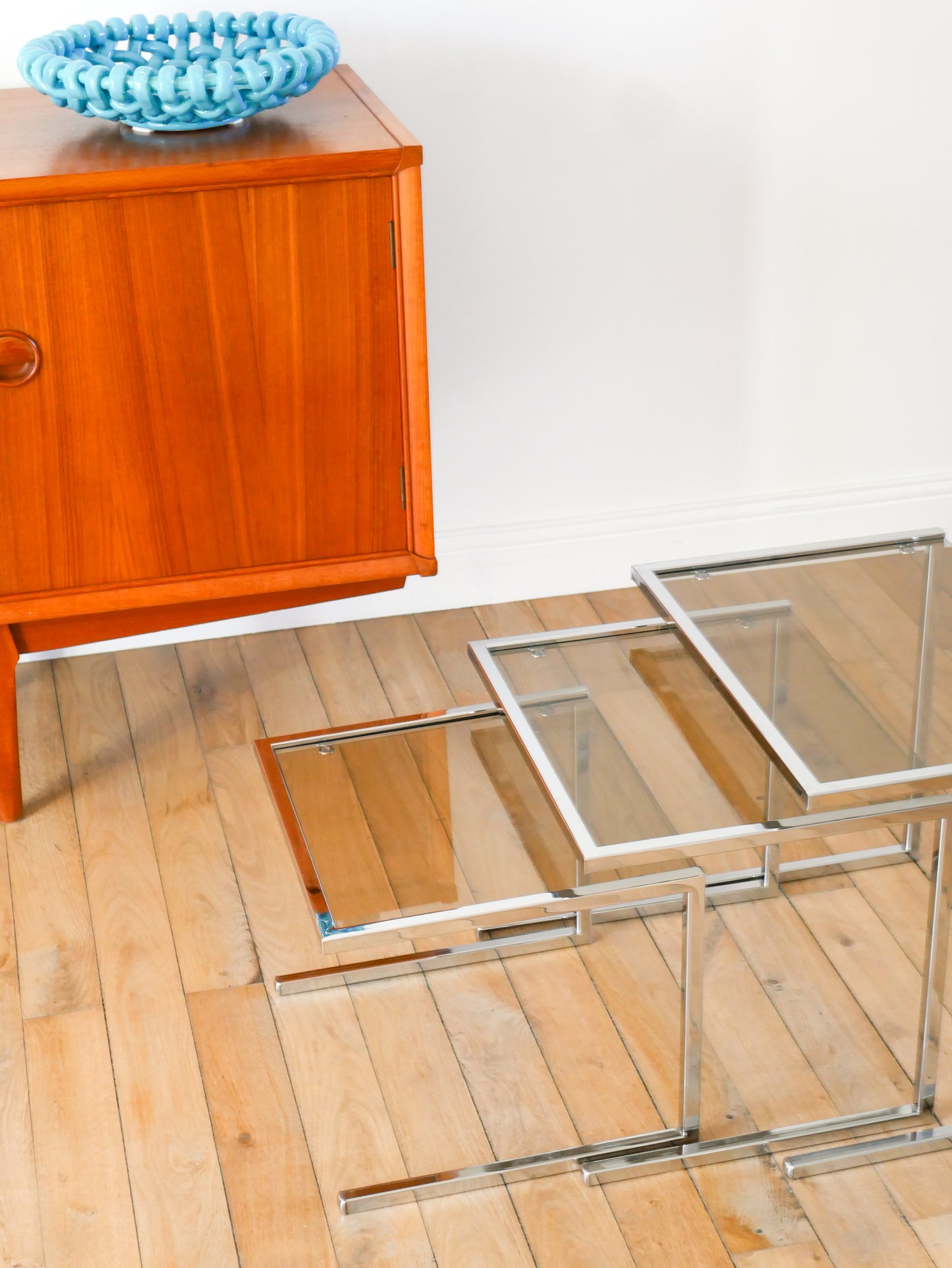Trio de tables gigognes en chrome et verre fumé, Design, 1970