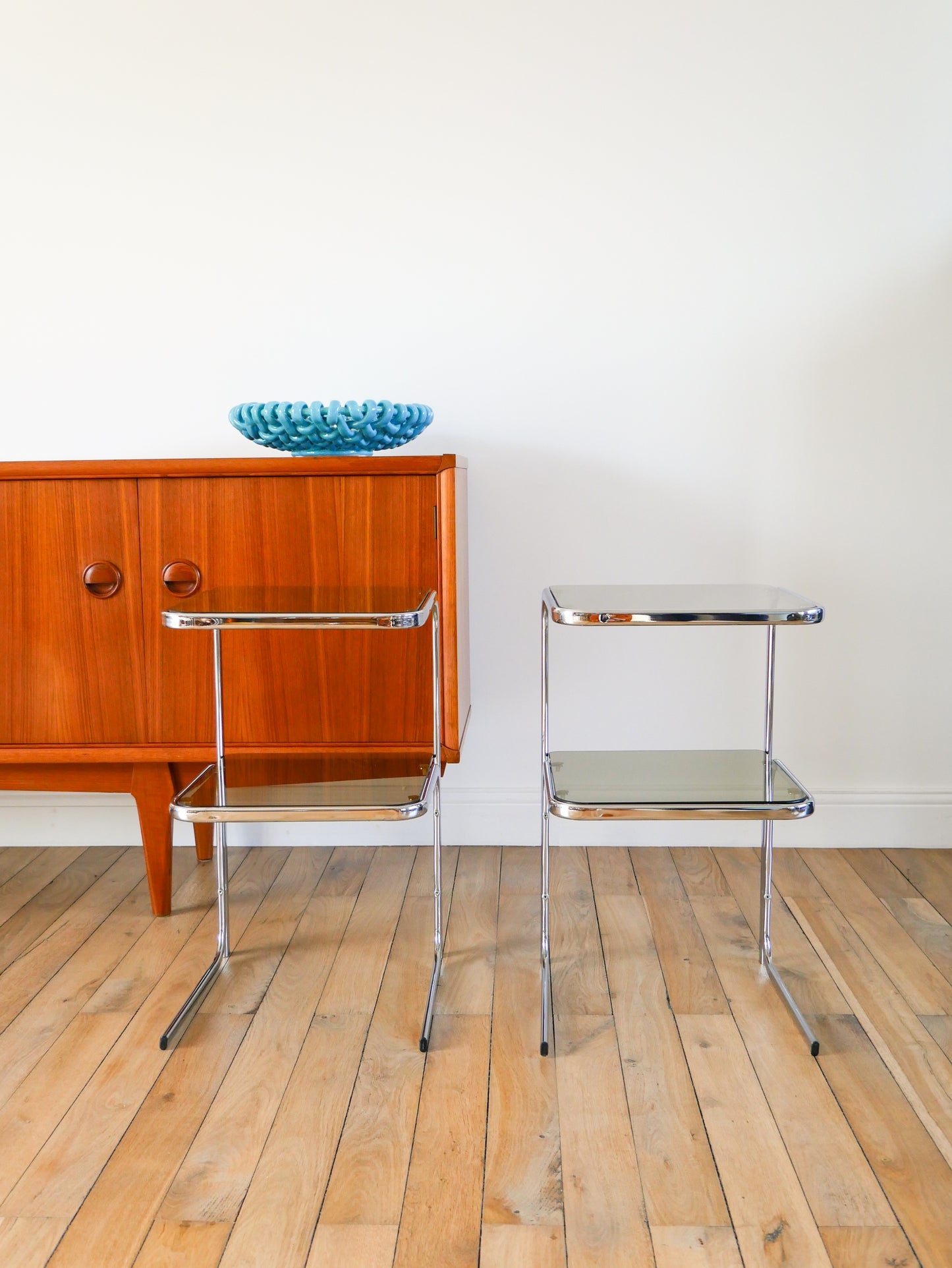 Paire de tables d'appoint tubulaires en chrome et verre fumé, double plateaux, Design, 1970